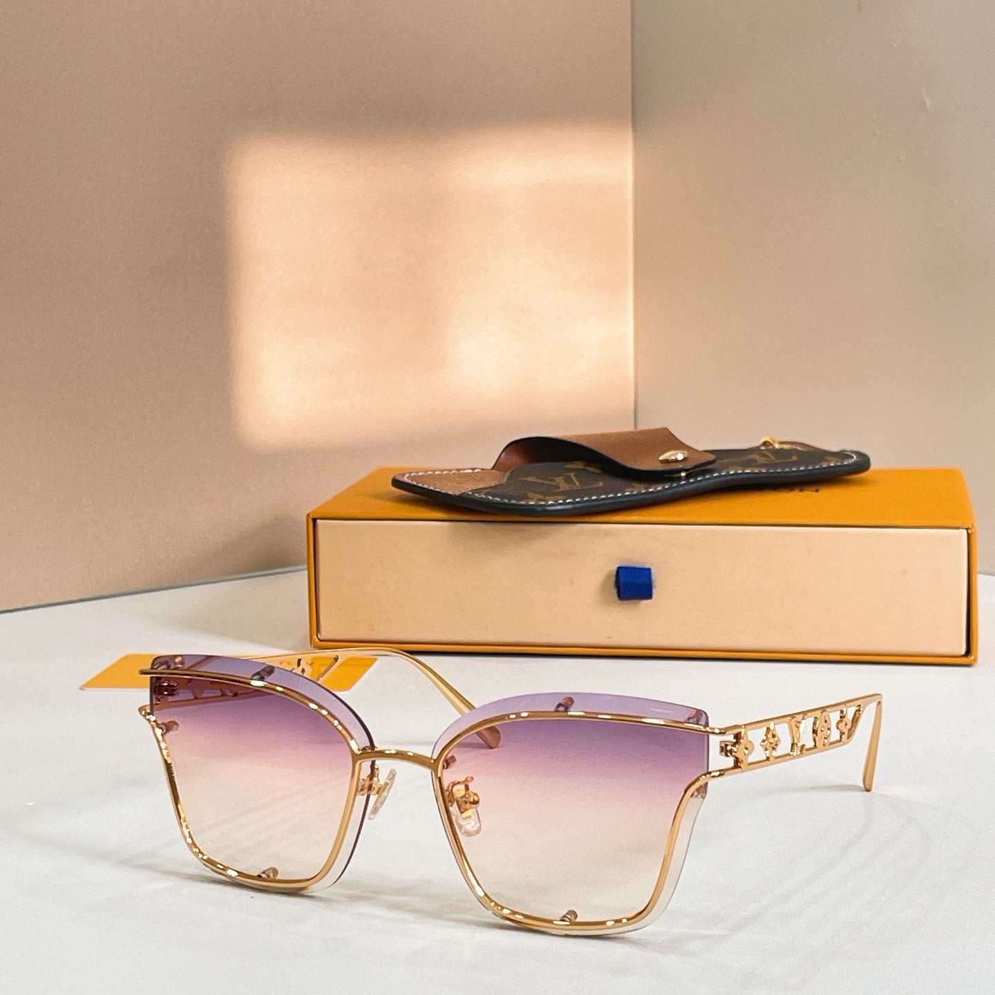 Mehrfarbige Sonnenbrille