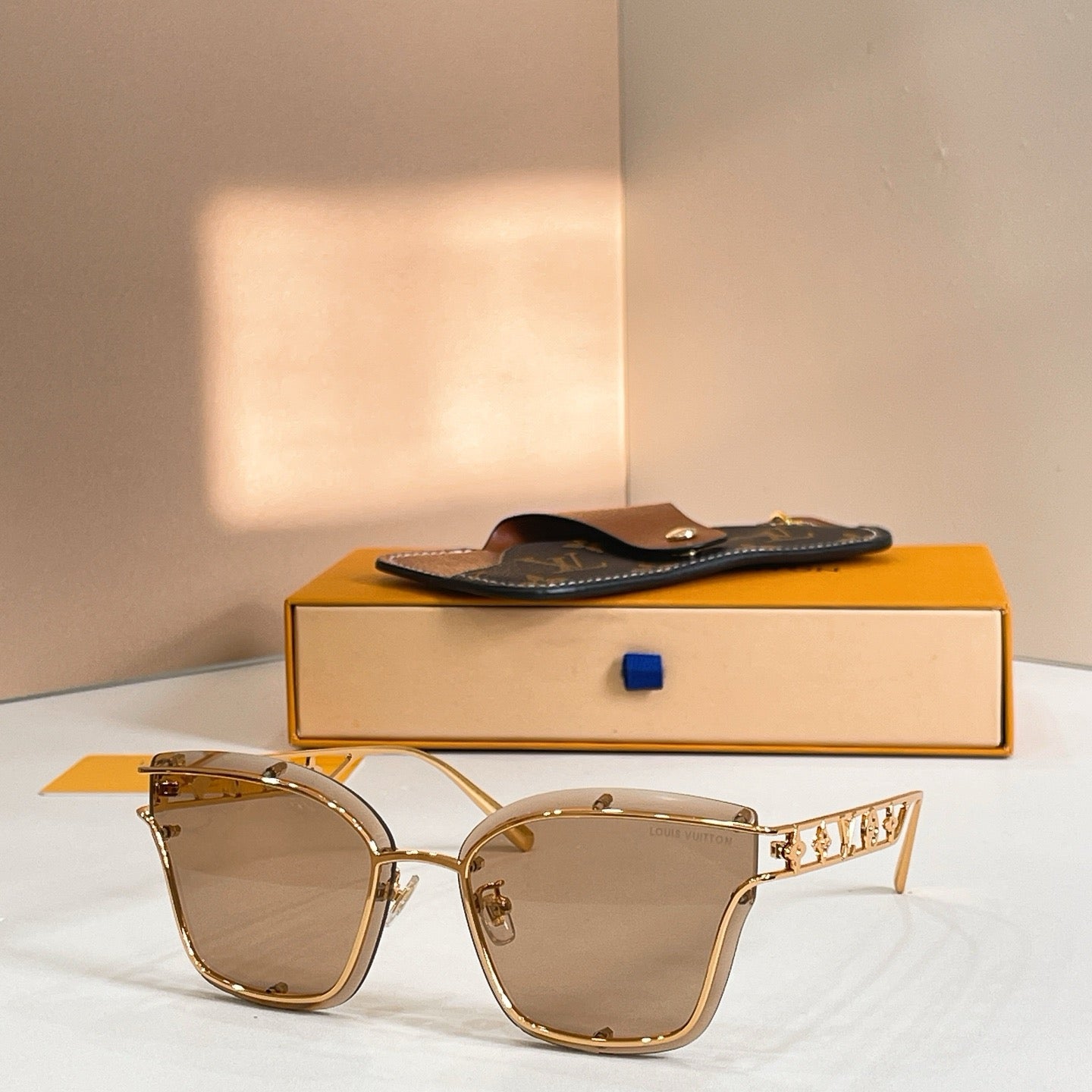 Mehrfarbige Sonnenbrille