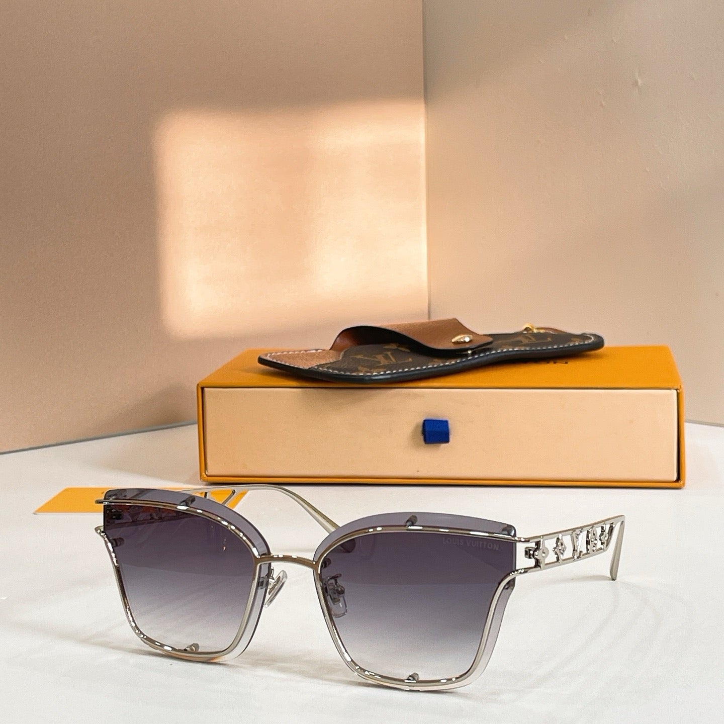 Mehrfarbige Sonnenbrille