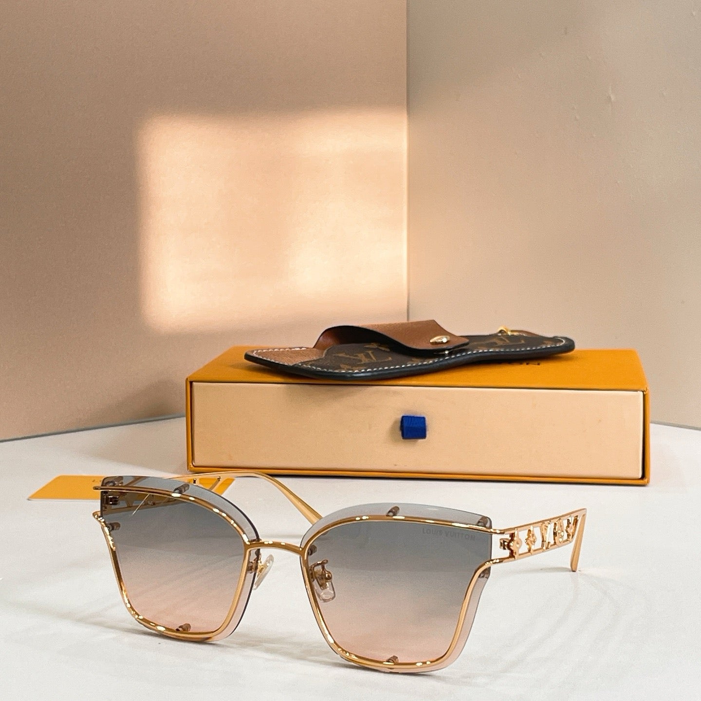 Mehrfarbige Sonnenbrille