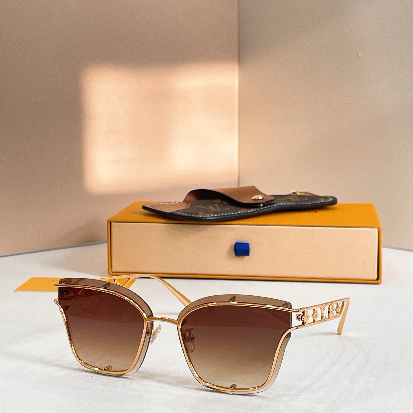 Mehrfarbige Sonnenbrille