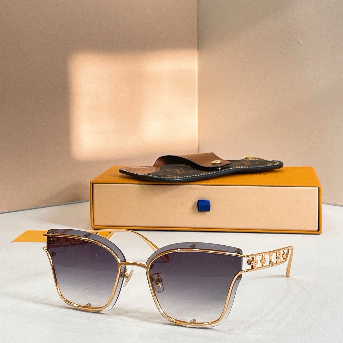 Mehrfarbige Sonnenbrille