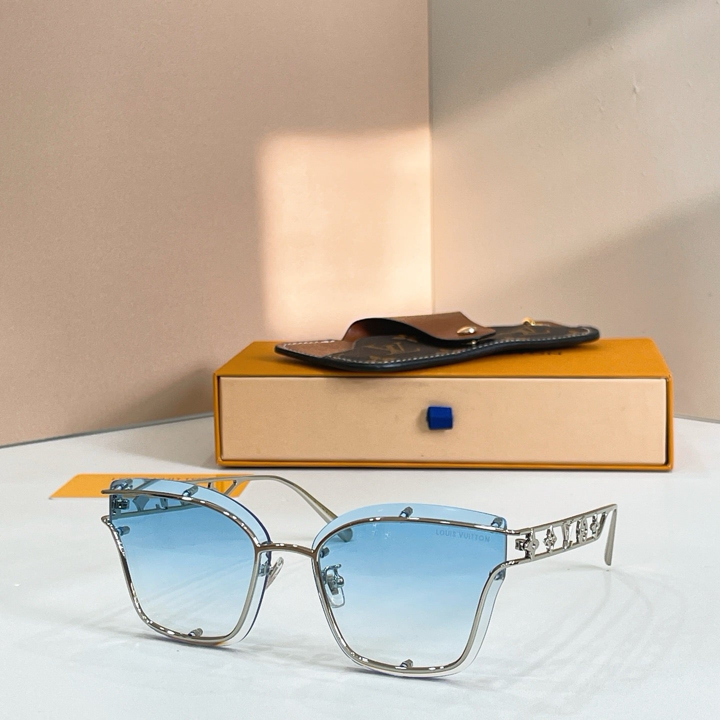Mehrfarbige Sonnenbrille