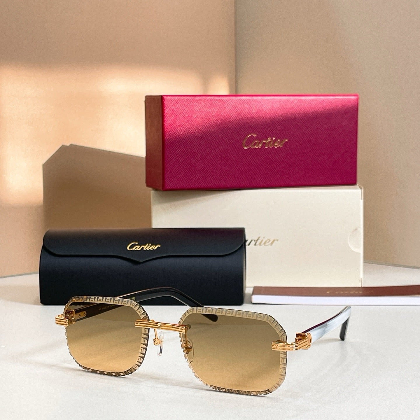 Mehrfarbige Sonnenbrille