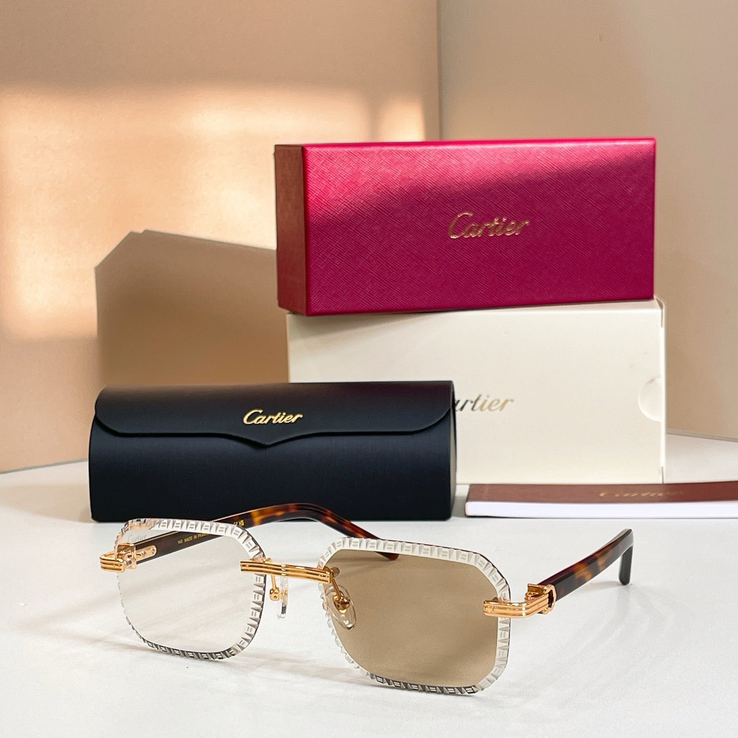 Mehrfarbige Sonnenbrille