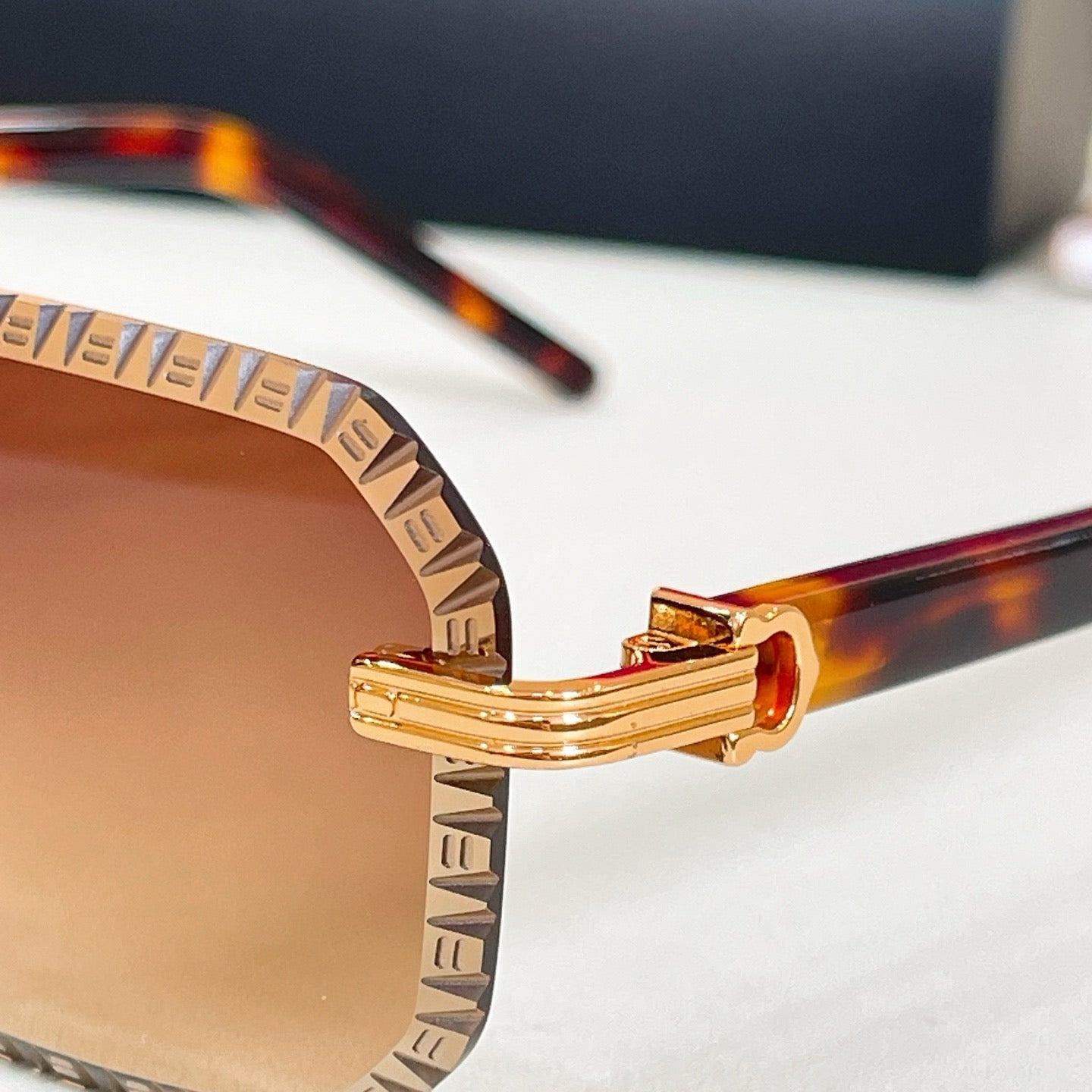 Mehrfarbige Sonnenbrille