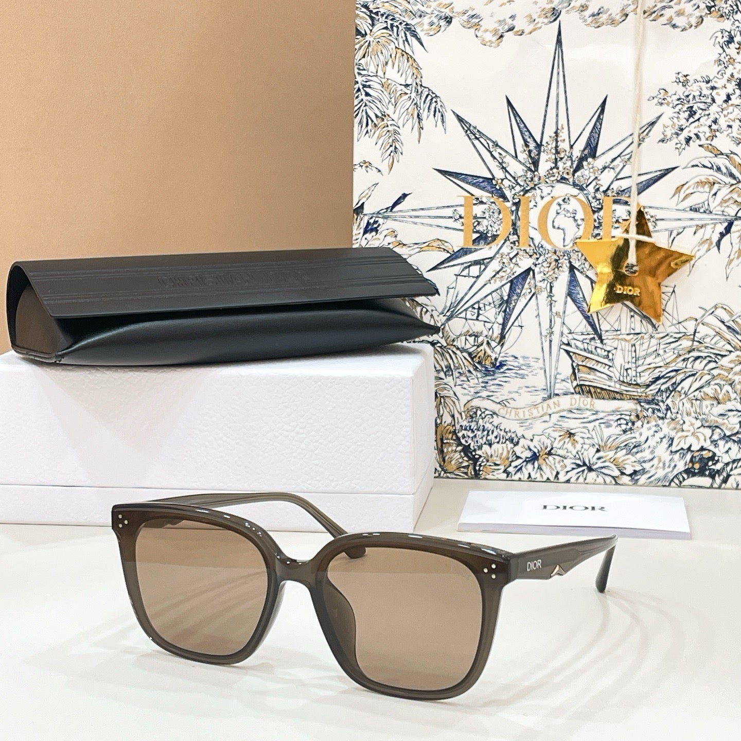 Mehrfarbige Sonnenbrille