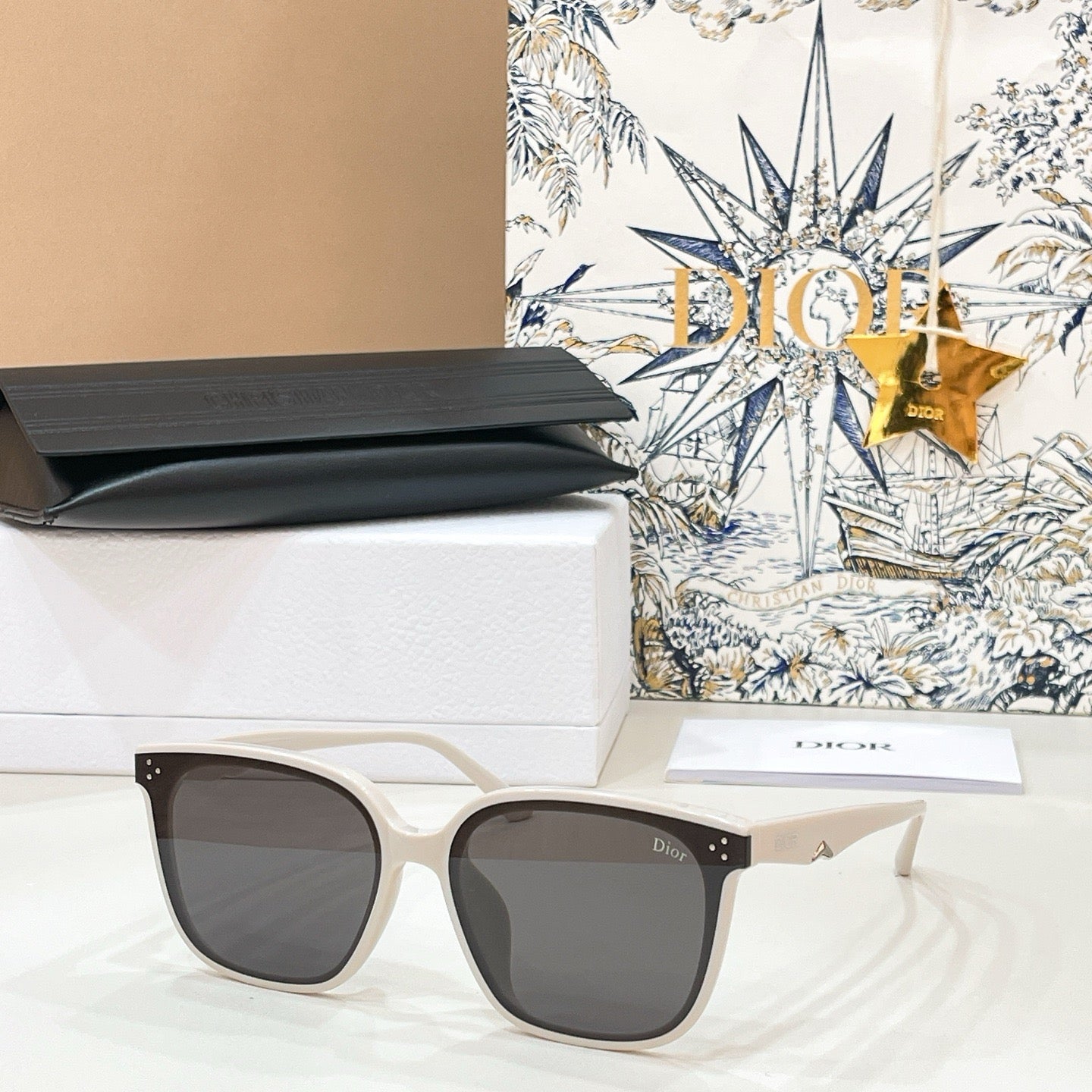 Mehrfarbige Sonnenbrille