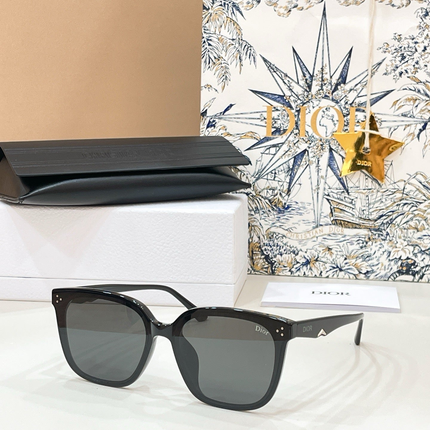 Mehrfarbige Sonnenbrille