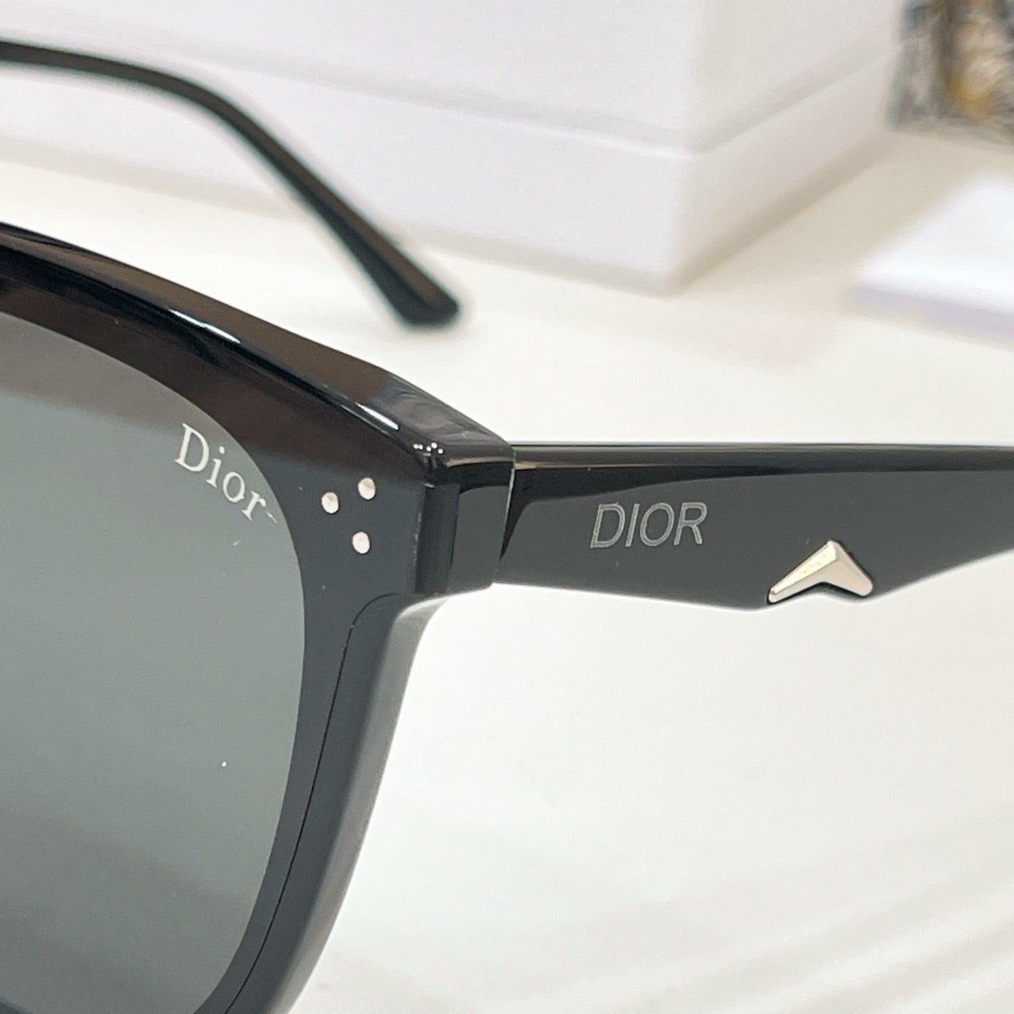 Mehrfarbige Sonnenbrille