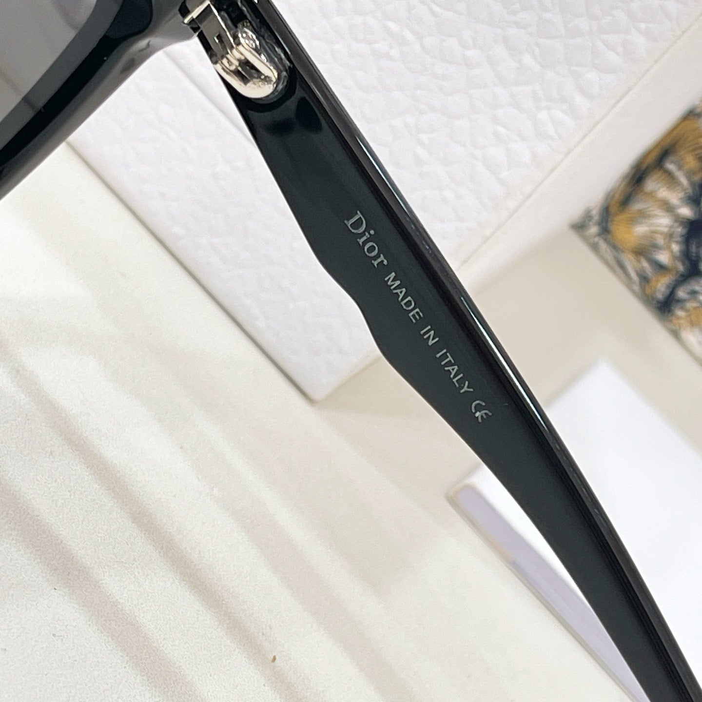 Mehrfarbige Sonnenbrille