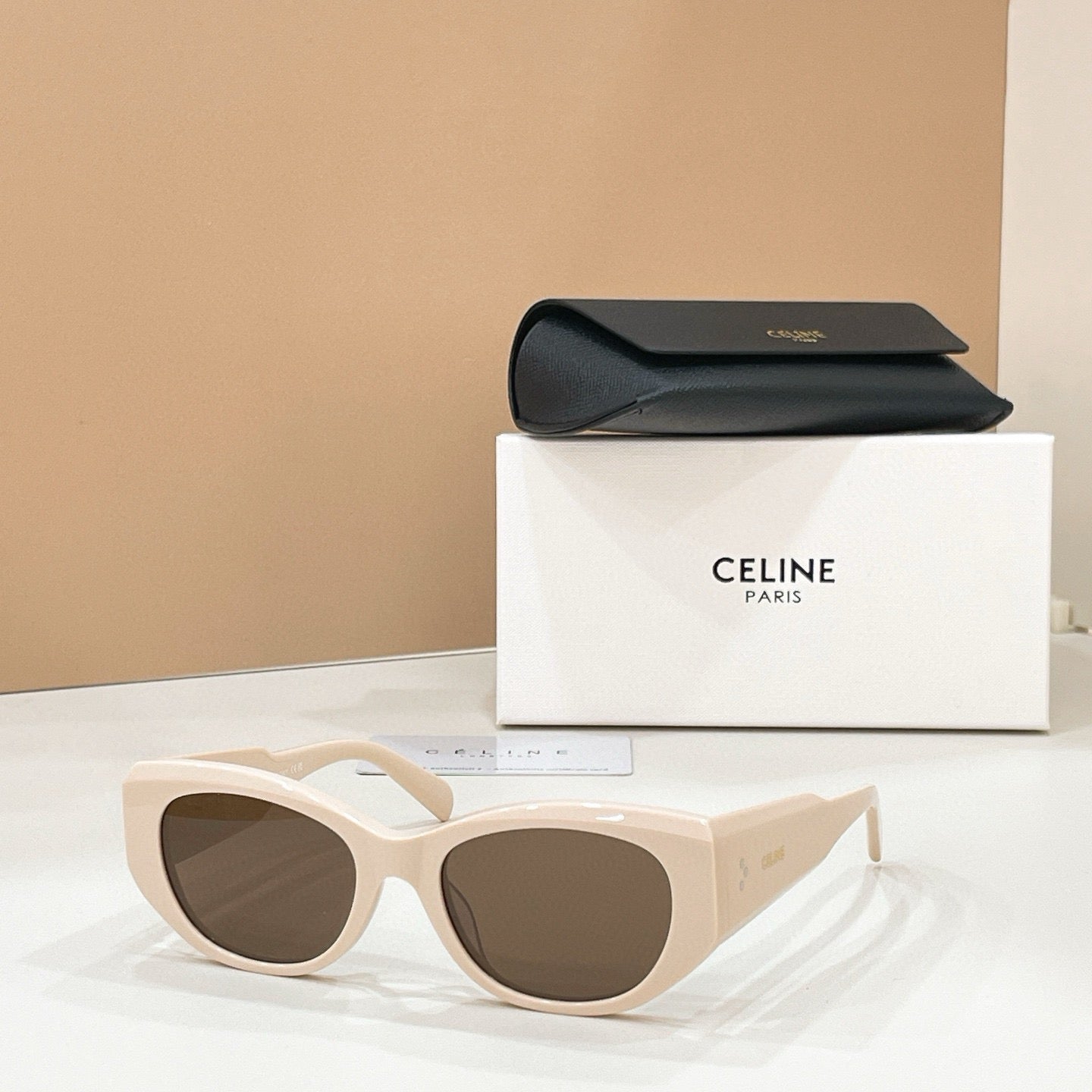 Mehrfarbige Sonnenbrille