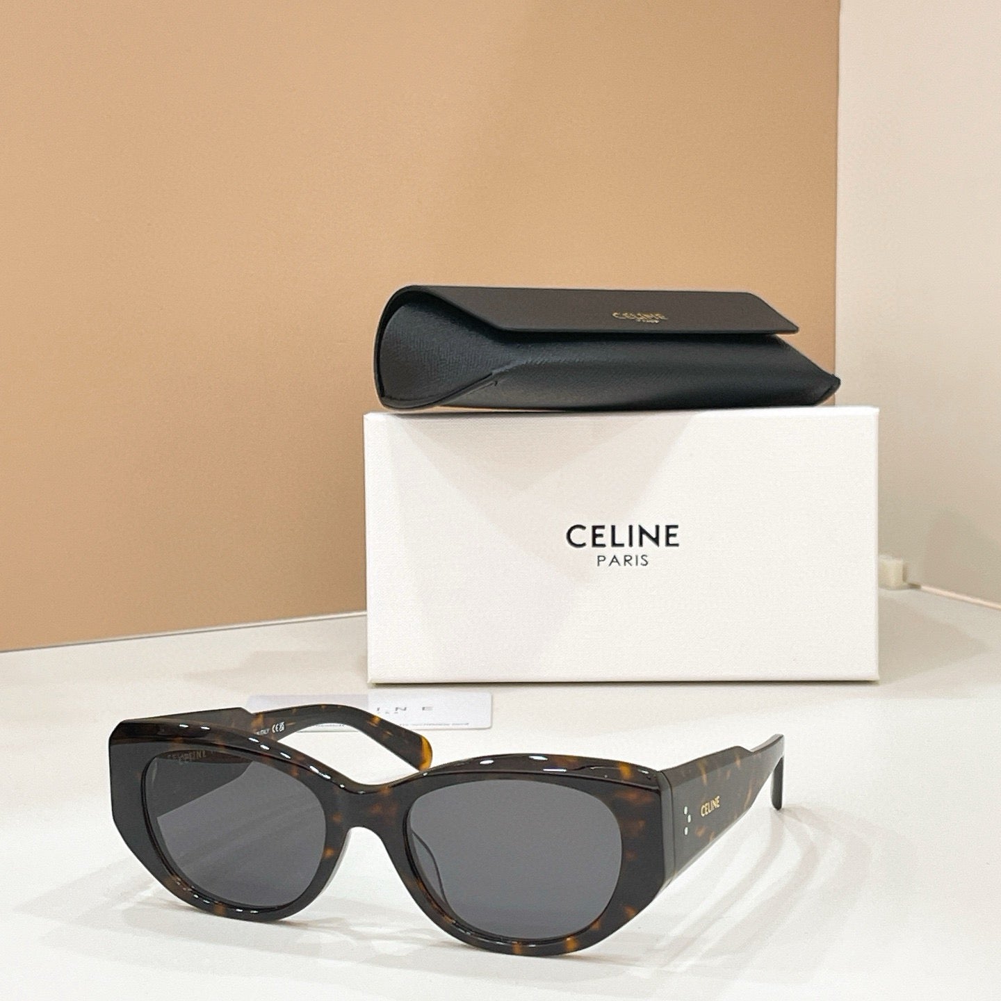 Mehrfarbige Sonnenbrille