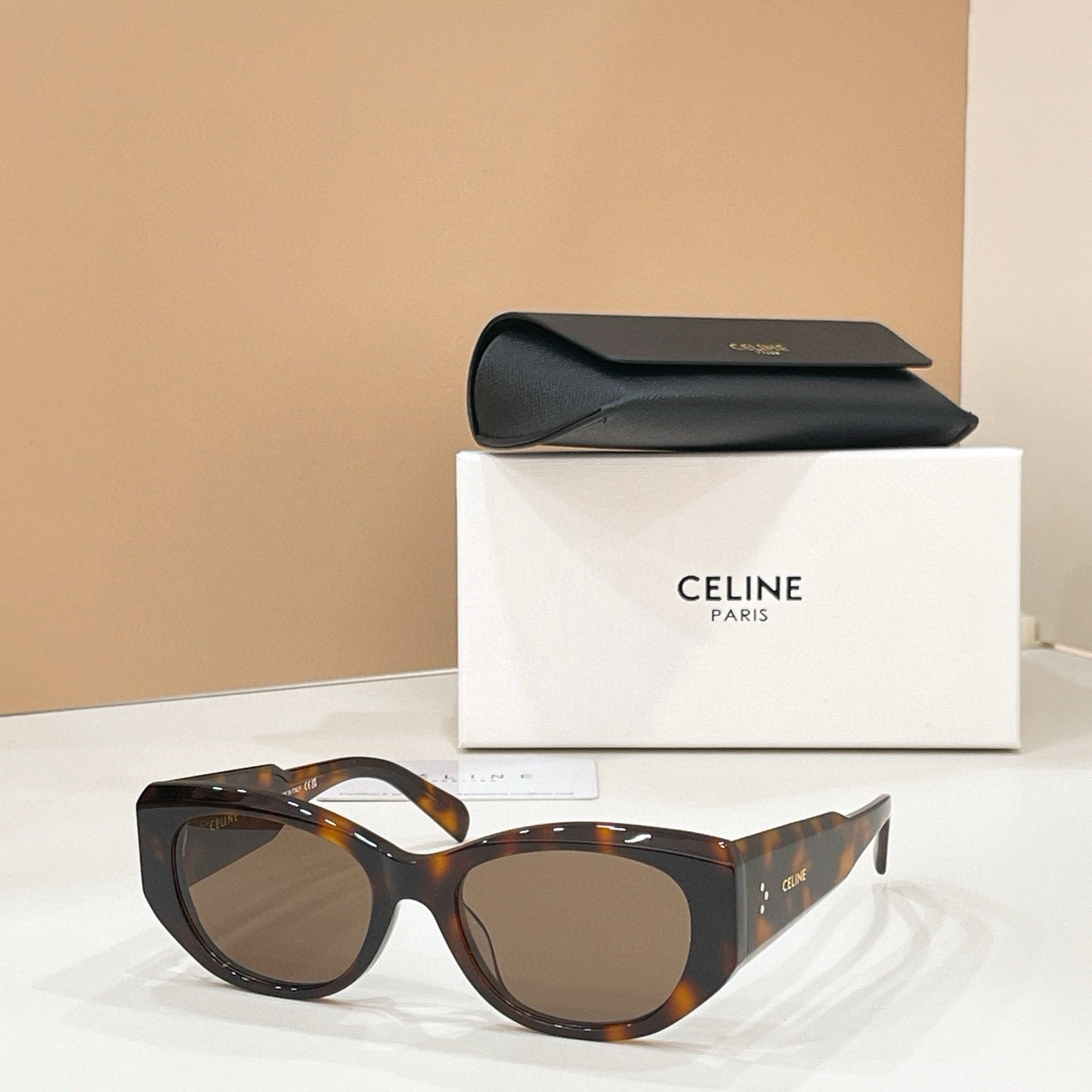 Mehrfarbige Sonnenbrille