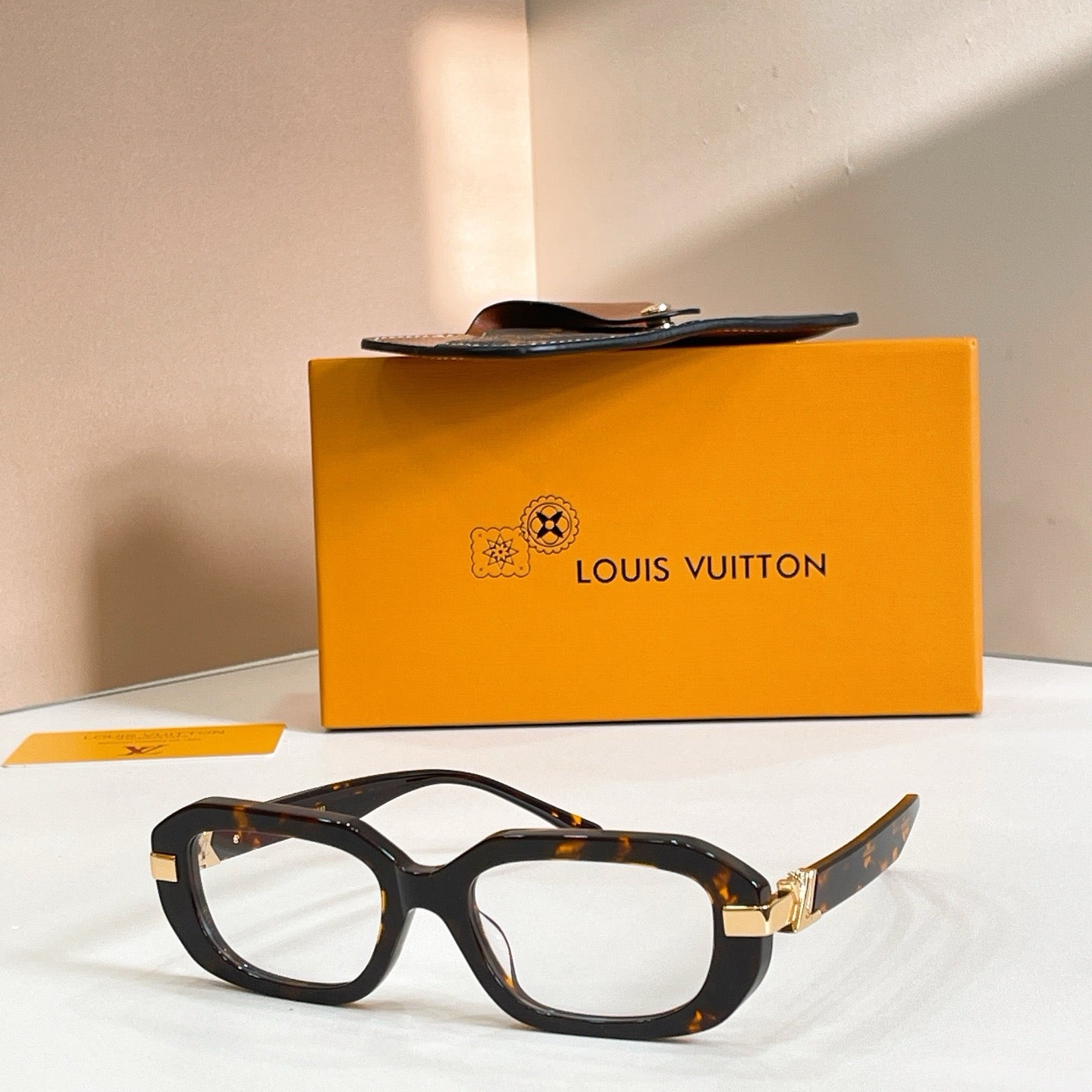 Mehrfarbige Sonnenbrille