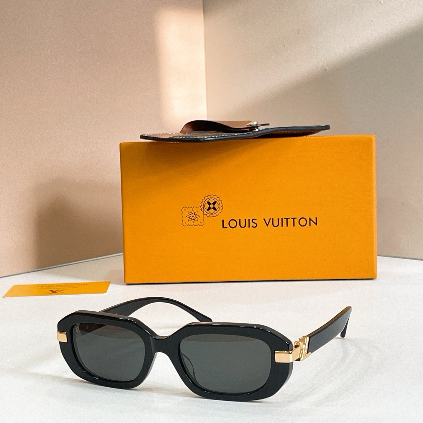 Mehrfarbige Sonnenbrille