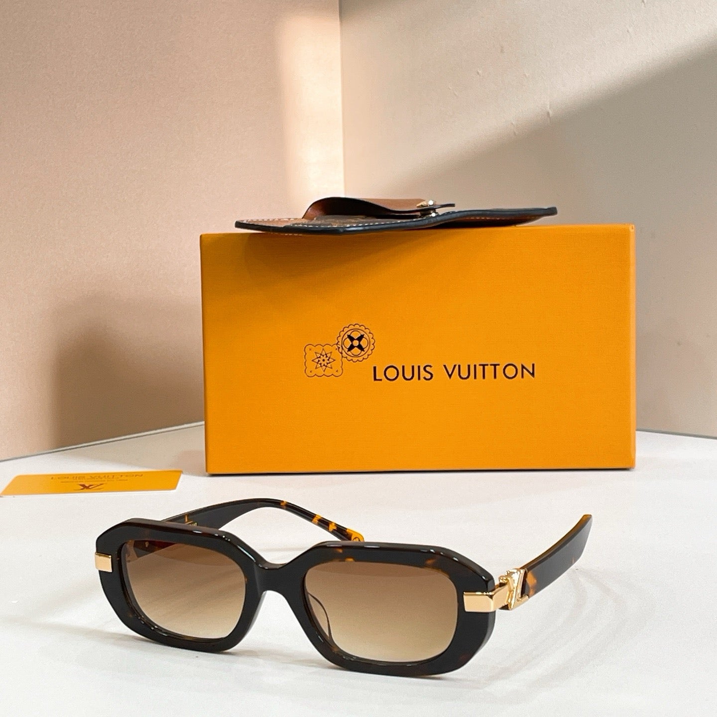Mehrfarbige Sonnenbrille