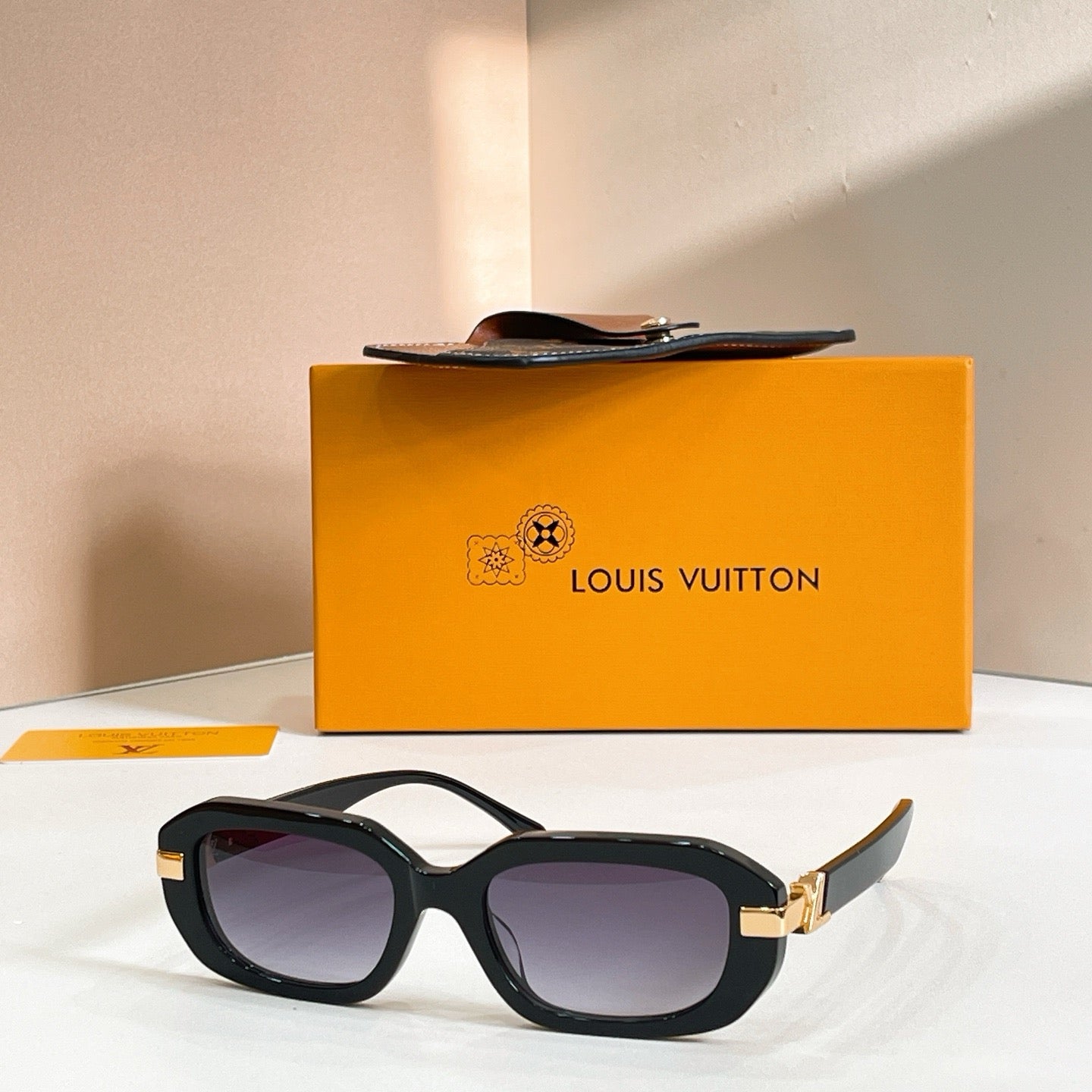 Mehrfarbige Sonnenbrille