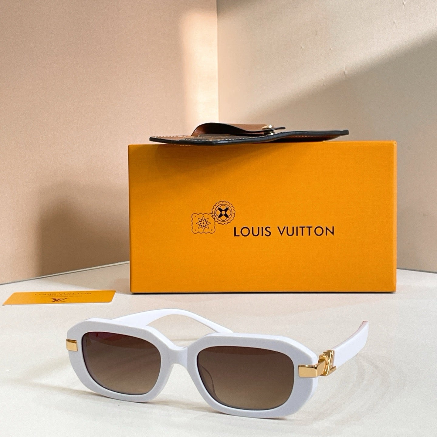 Mehrfarbige Sonnenbrille