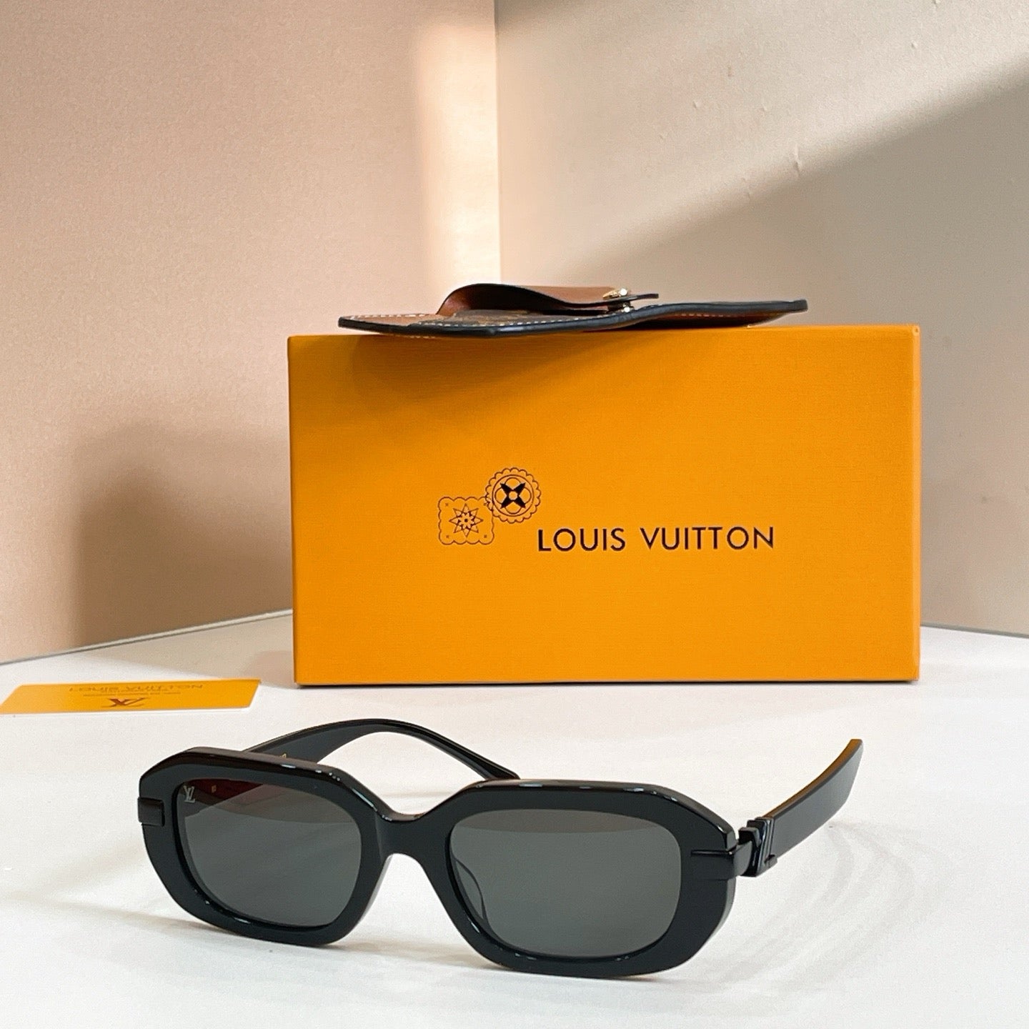 Mehrfarbige Sonnenbrille