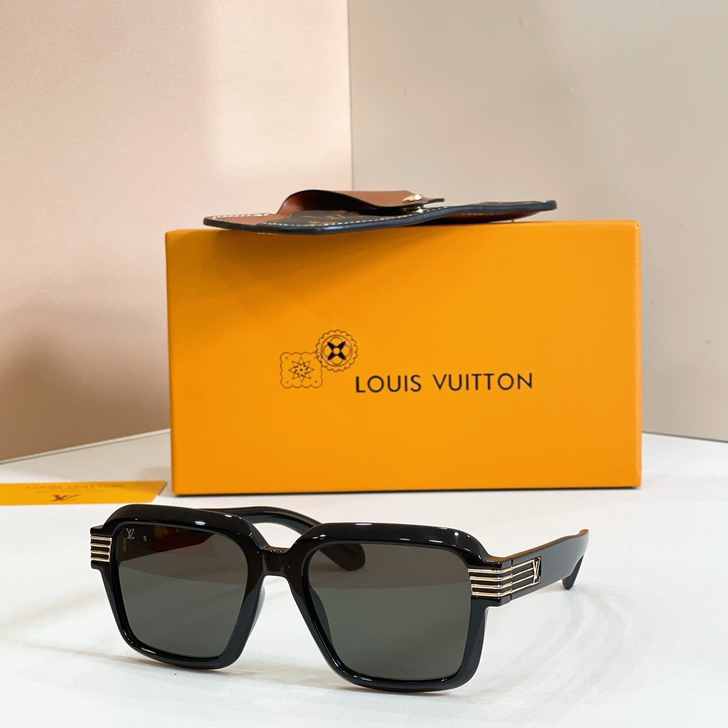 Mehrfarbige Sonnenbrille