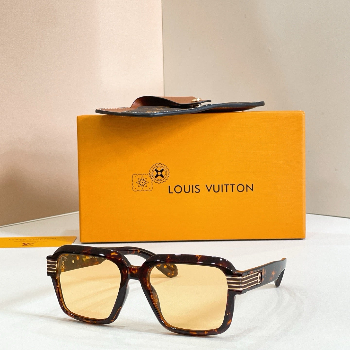 Mehrfarbige Sonnenbrille
