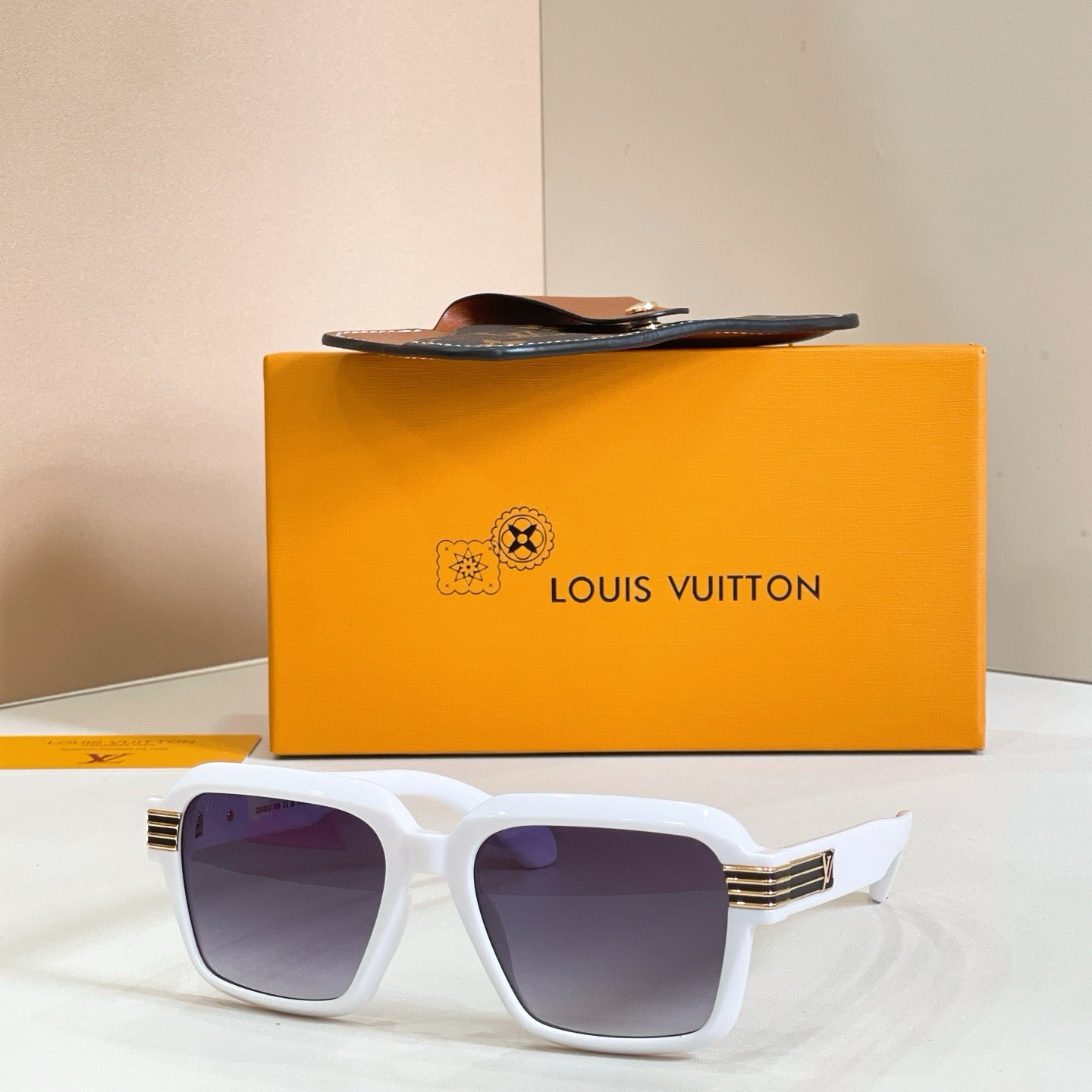 Mehrfarbige Sonnenbrille