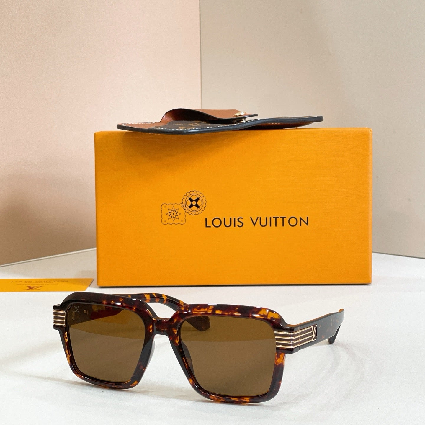 Mehrfarbige Sonnenbrille