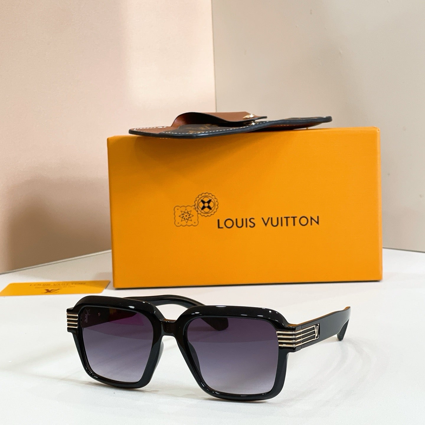 Mehrfarbige Sonnenbrille