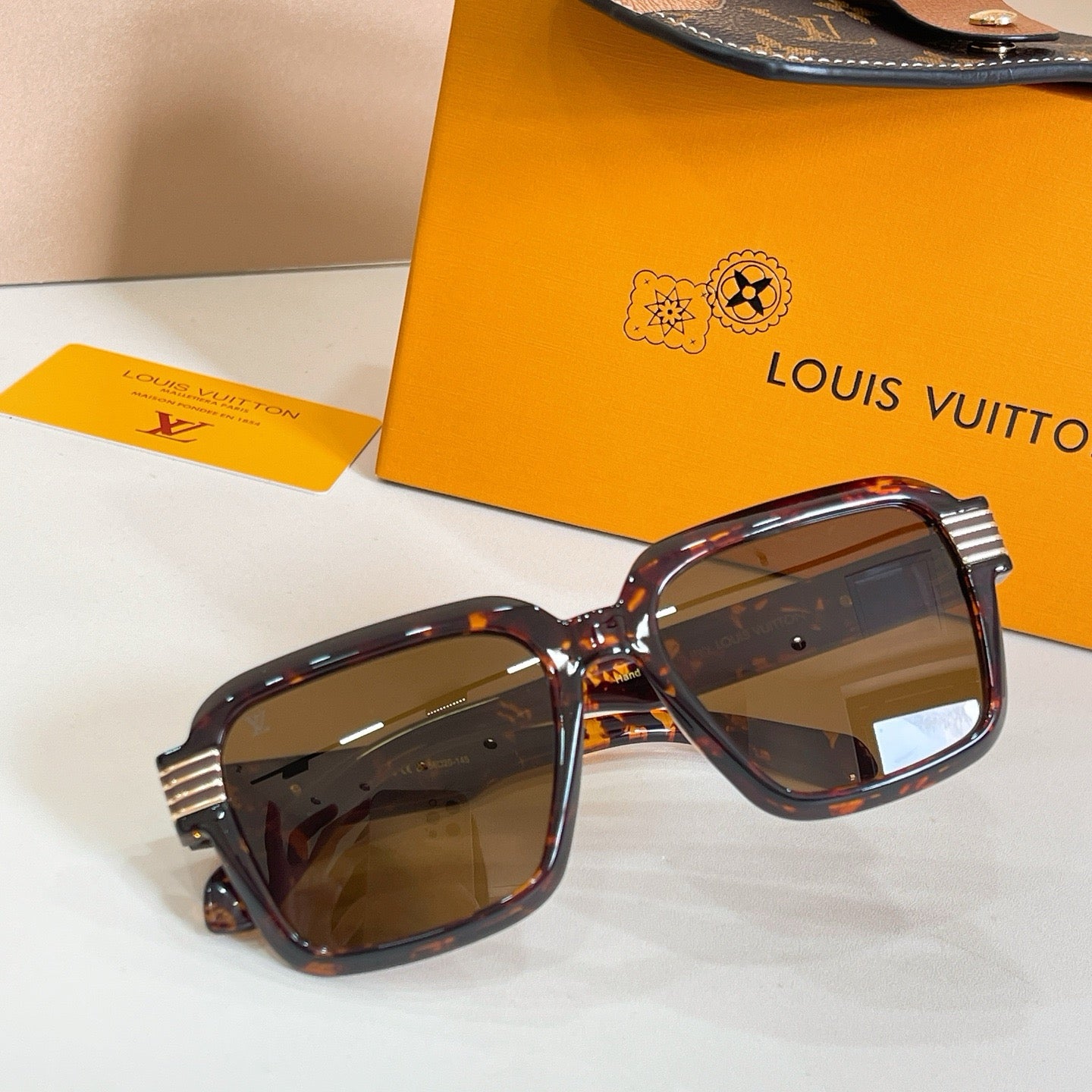 Mehrfarbige Sonnenbrille