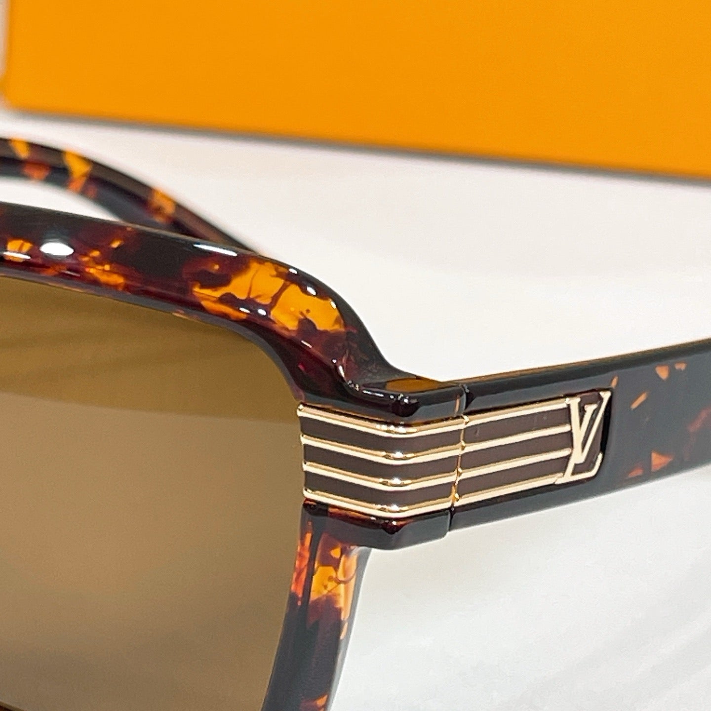 Mehrfarbige Sonnenbrille
