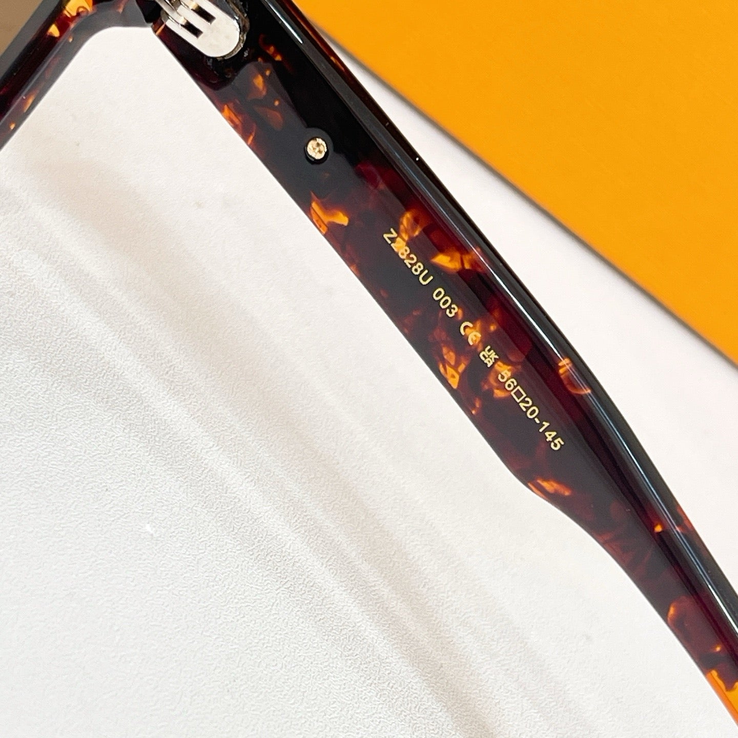 Mehrfarbige Sonnenbrille