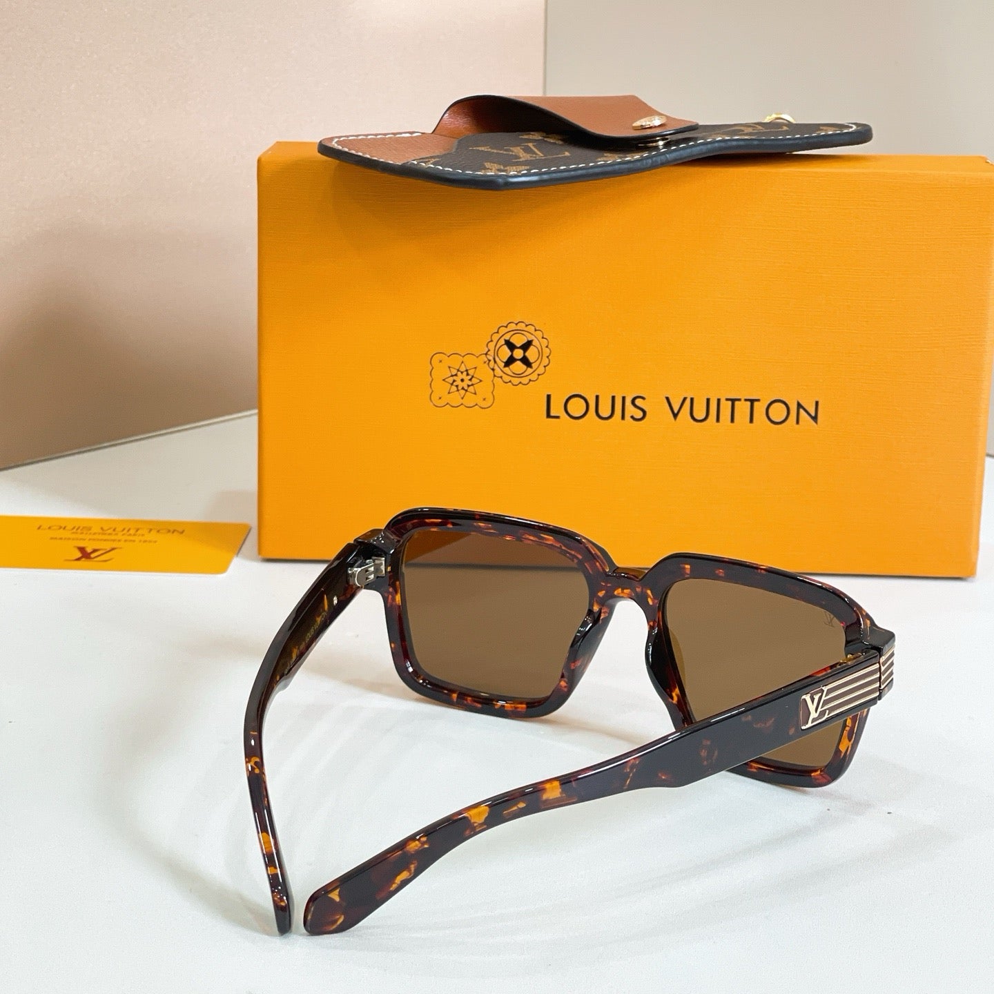 Mehrfarbige Sonnenbrille