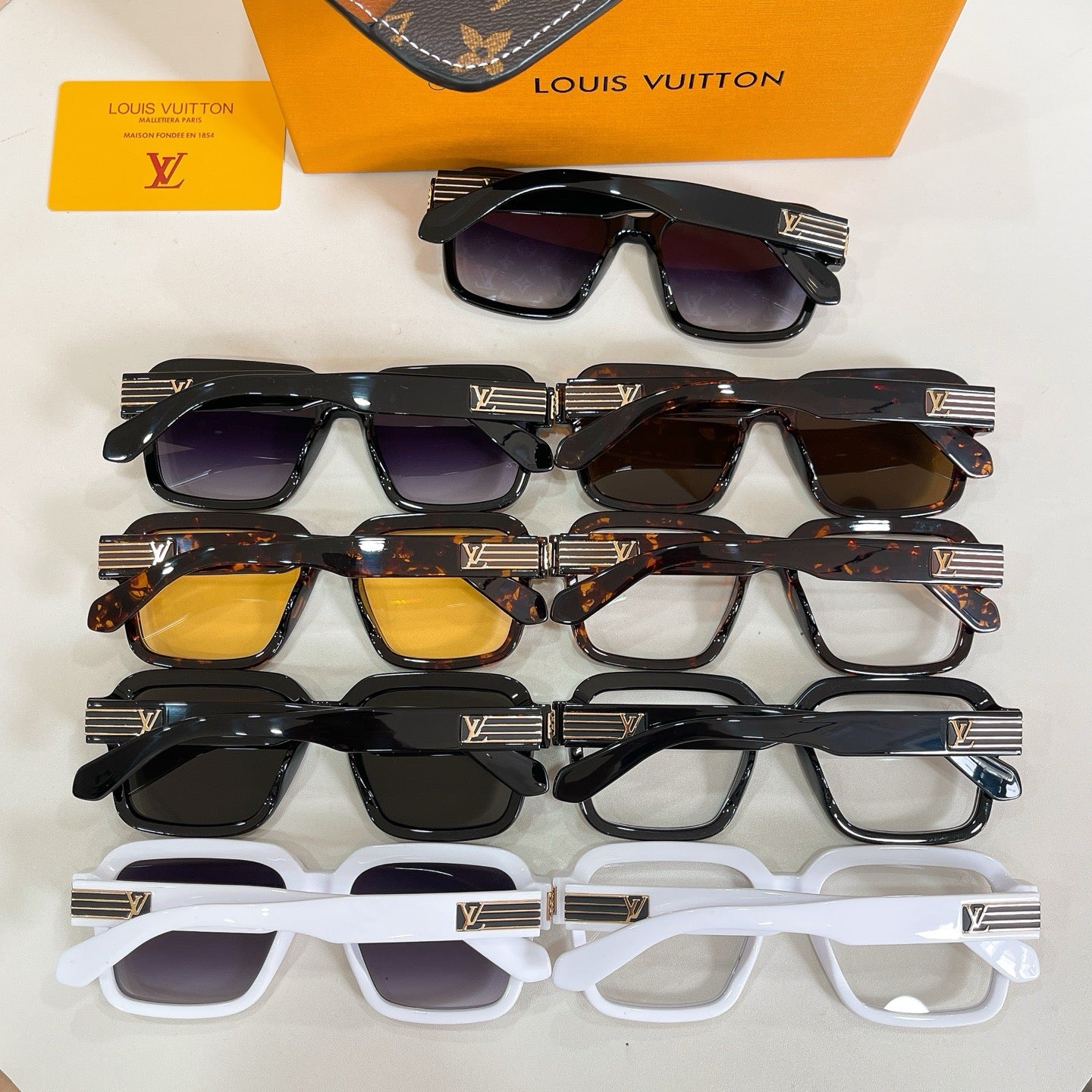 Mehrfarbige Sonnenbrille