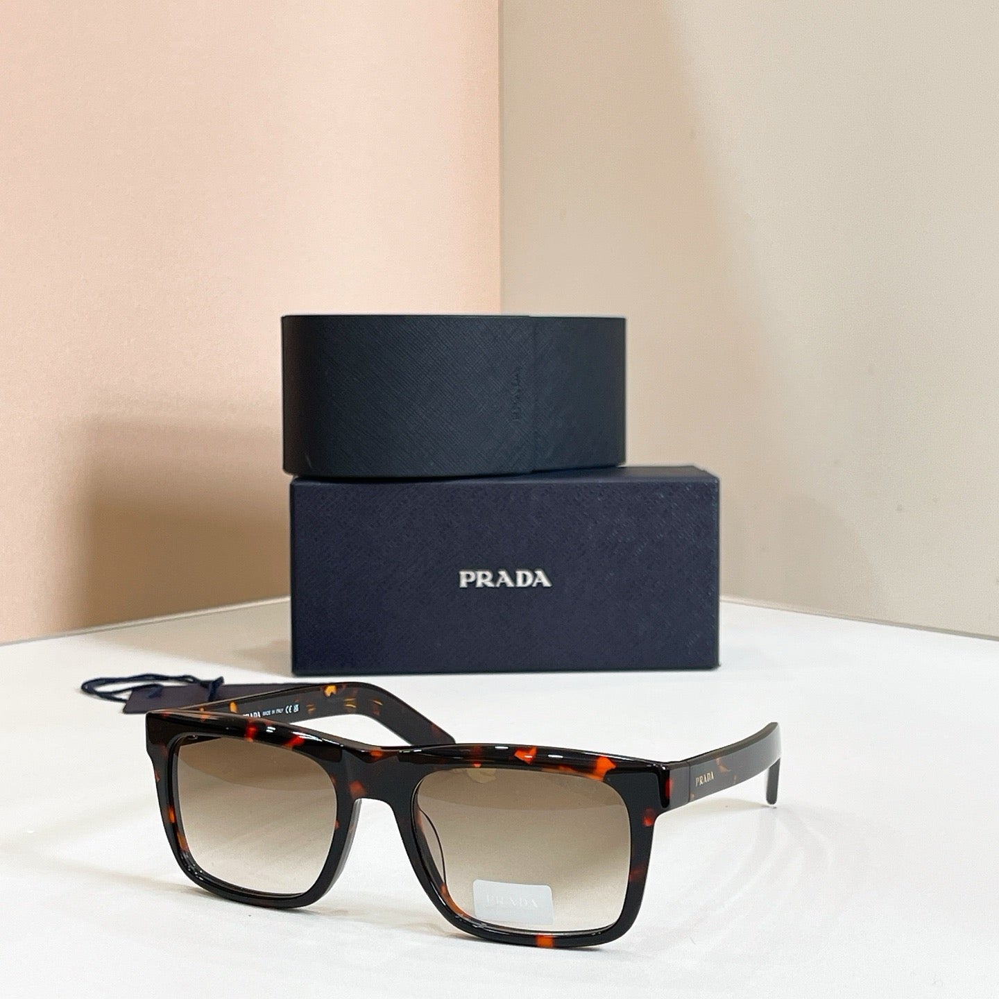 Mehrfarbige Sonnenbrille