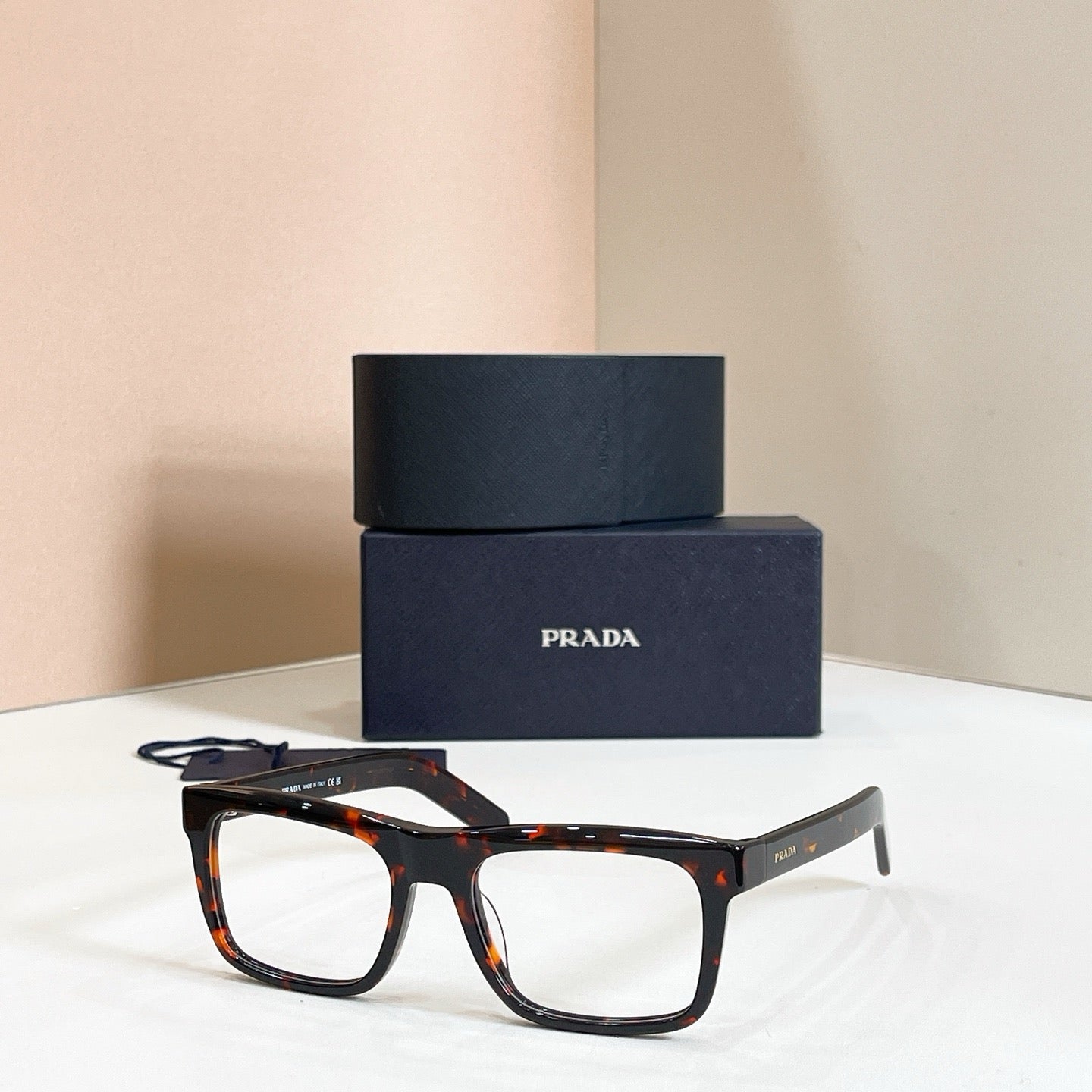 Mehrfarbige Sonnenbrille