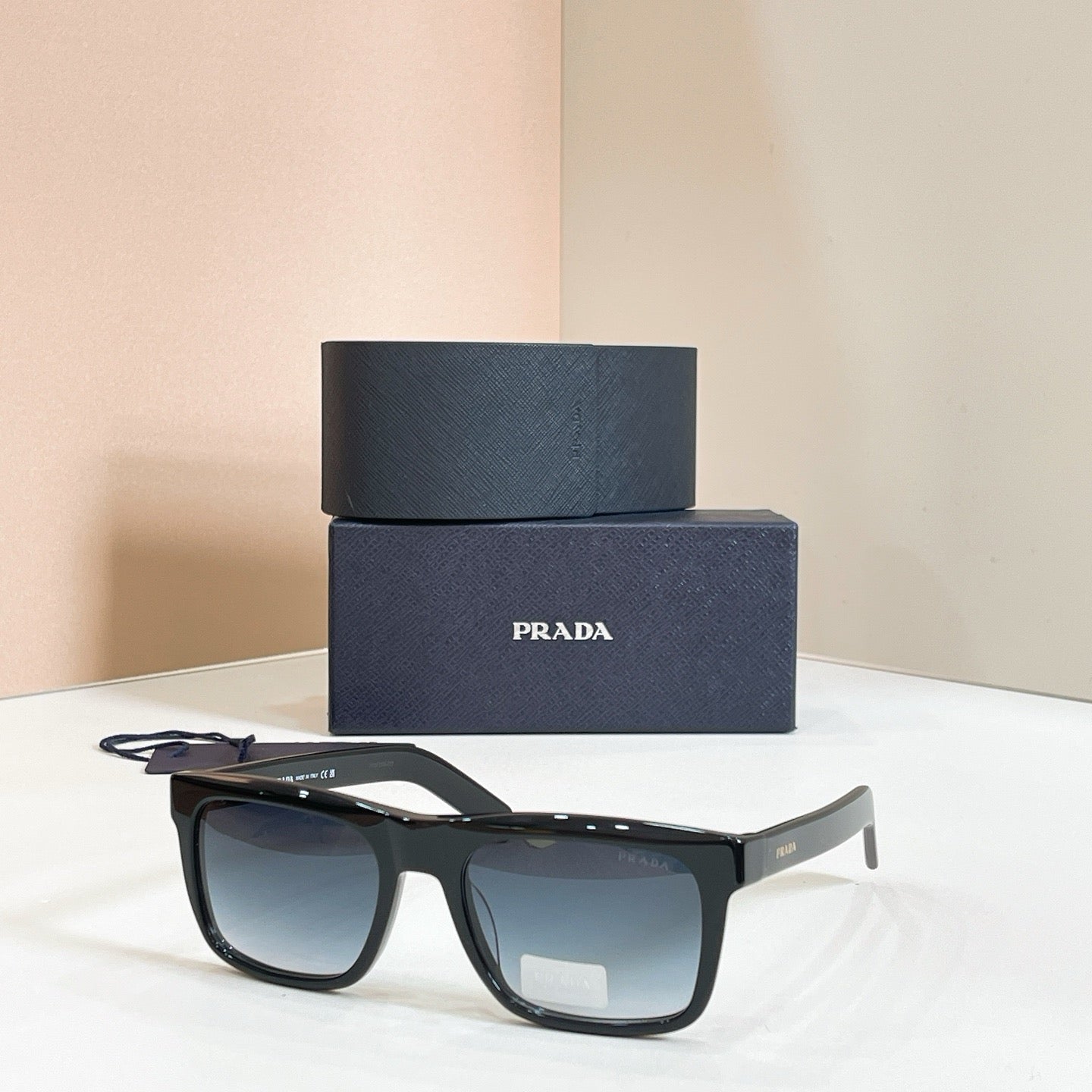 Mehrfarbige Sonnenbrille