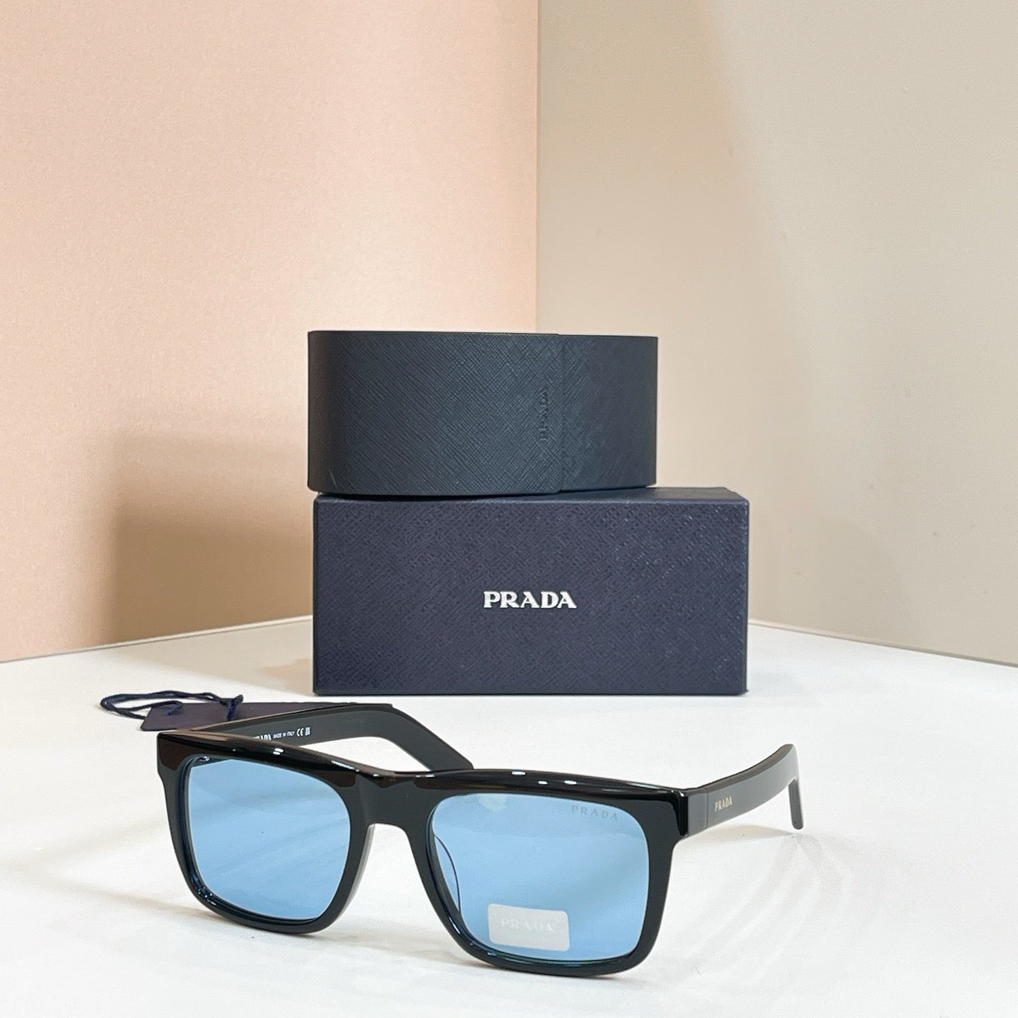 Mehrfarbige Sonnenbrille