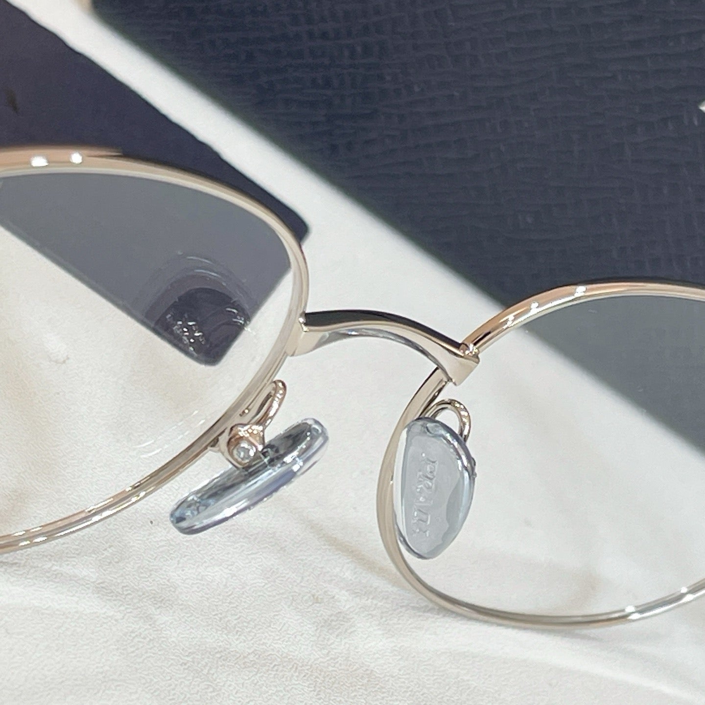 Mehrfarbige Sonnenbrille