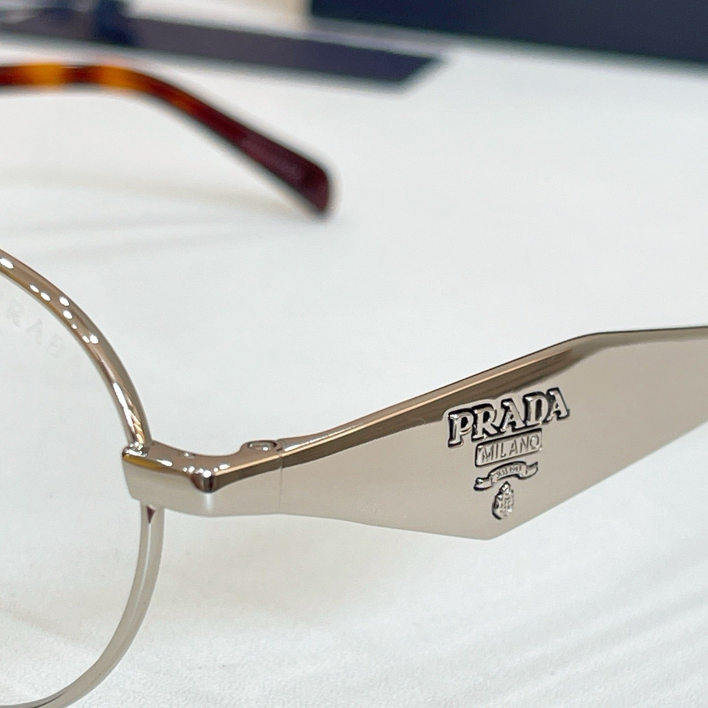 Mehrfarbige Sonnenbrille