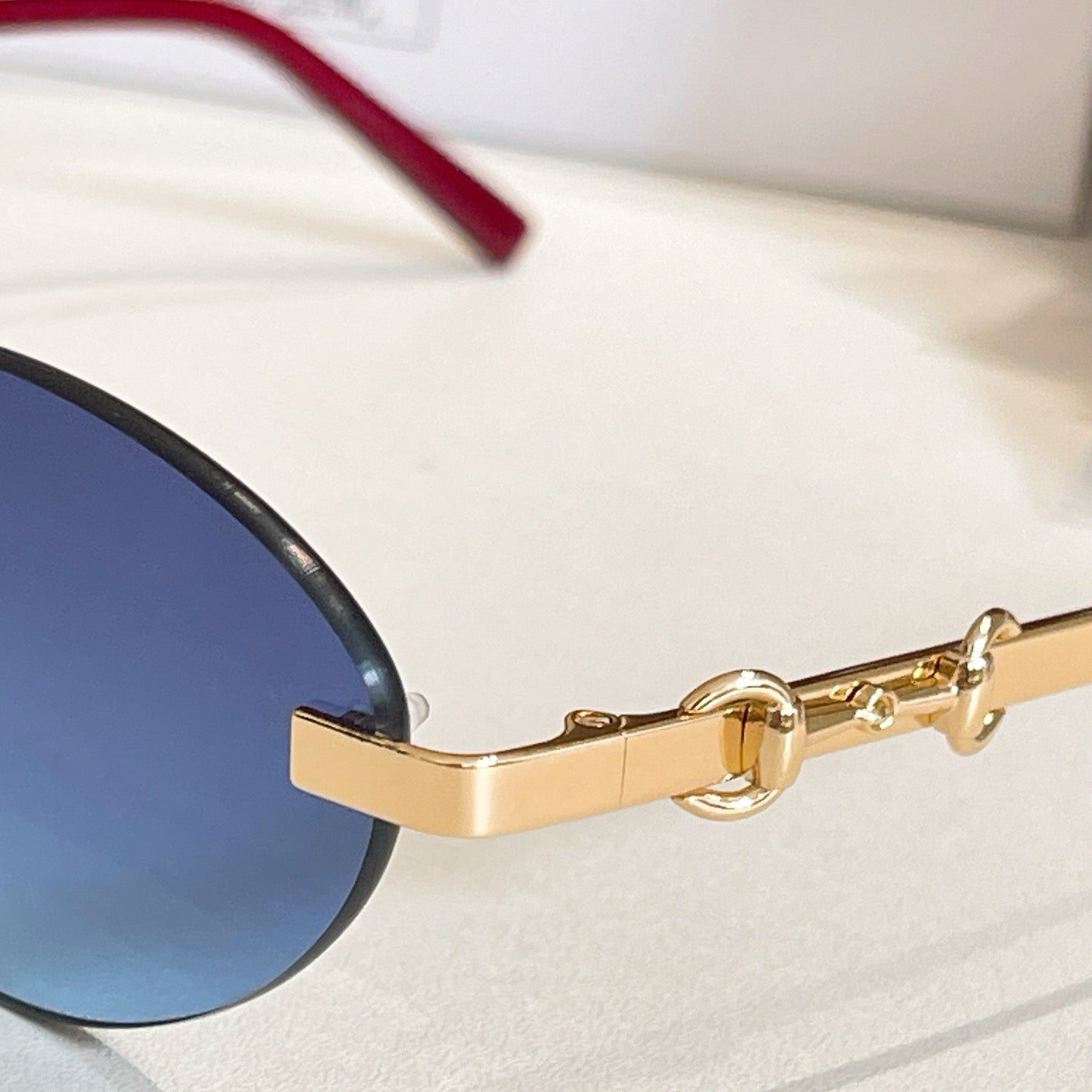 Mehrfarbige Sonnenbrille