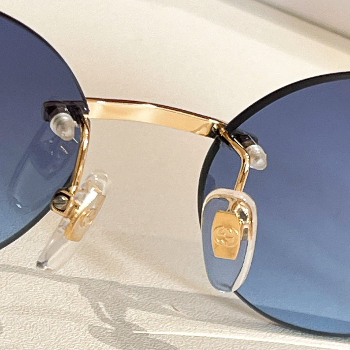 Mehrfarbige Sonnenbrille