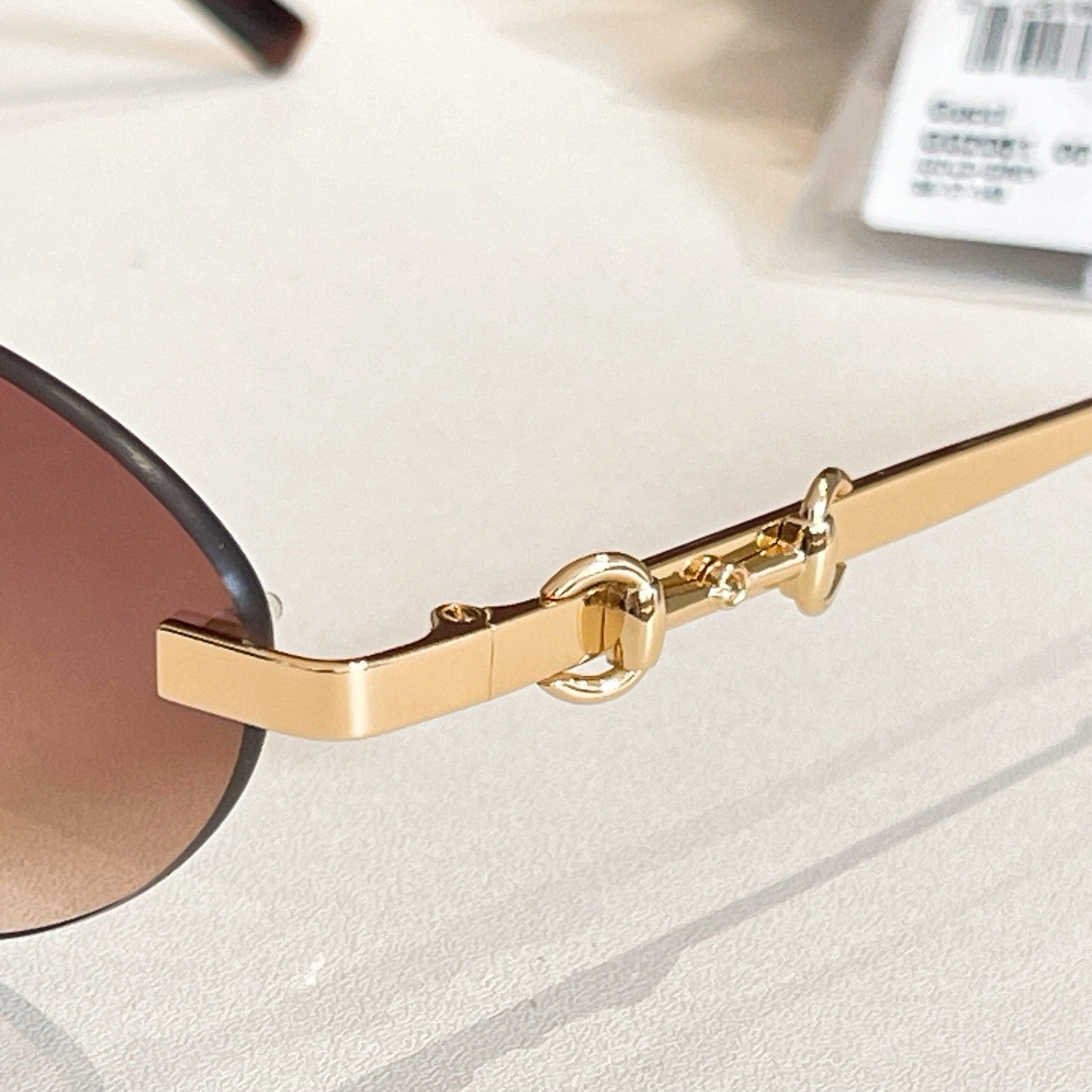 Mehrfarbige Sonnenbrille