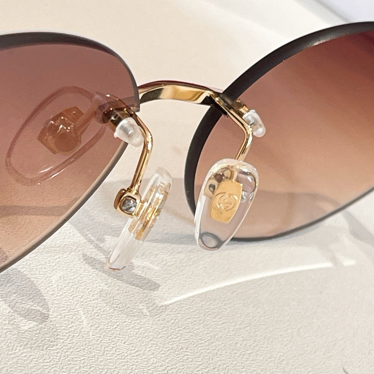 Mehrfarbige Sonnenbrille