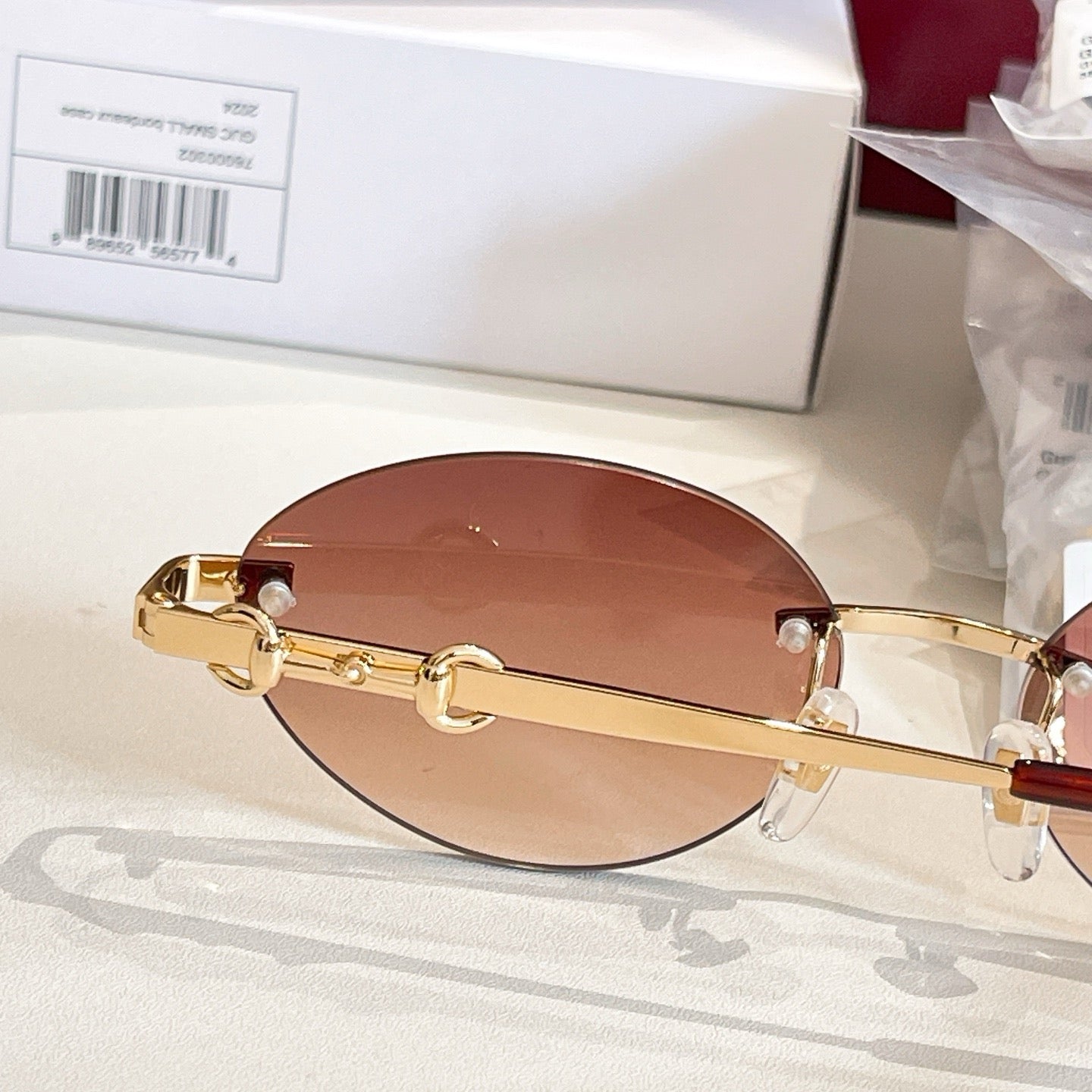 Mehrfarbige Sonnenbrille