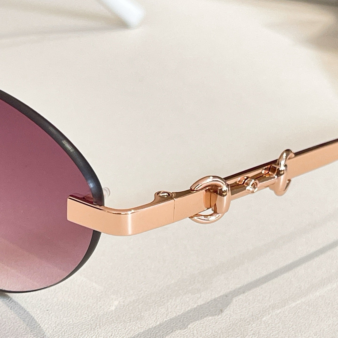Mehrfarbige Sonnenbrille