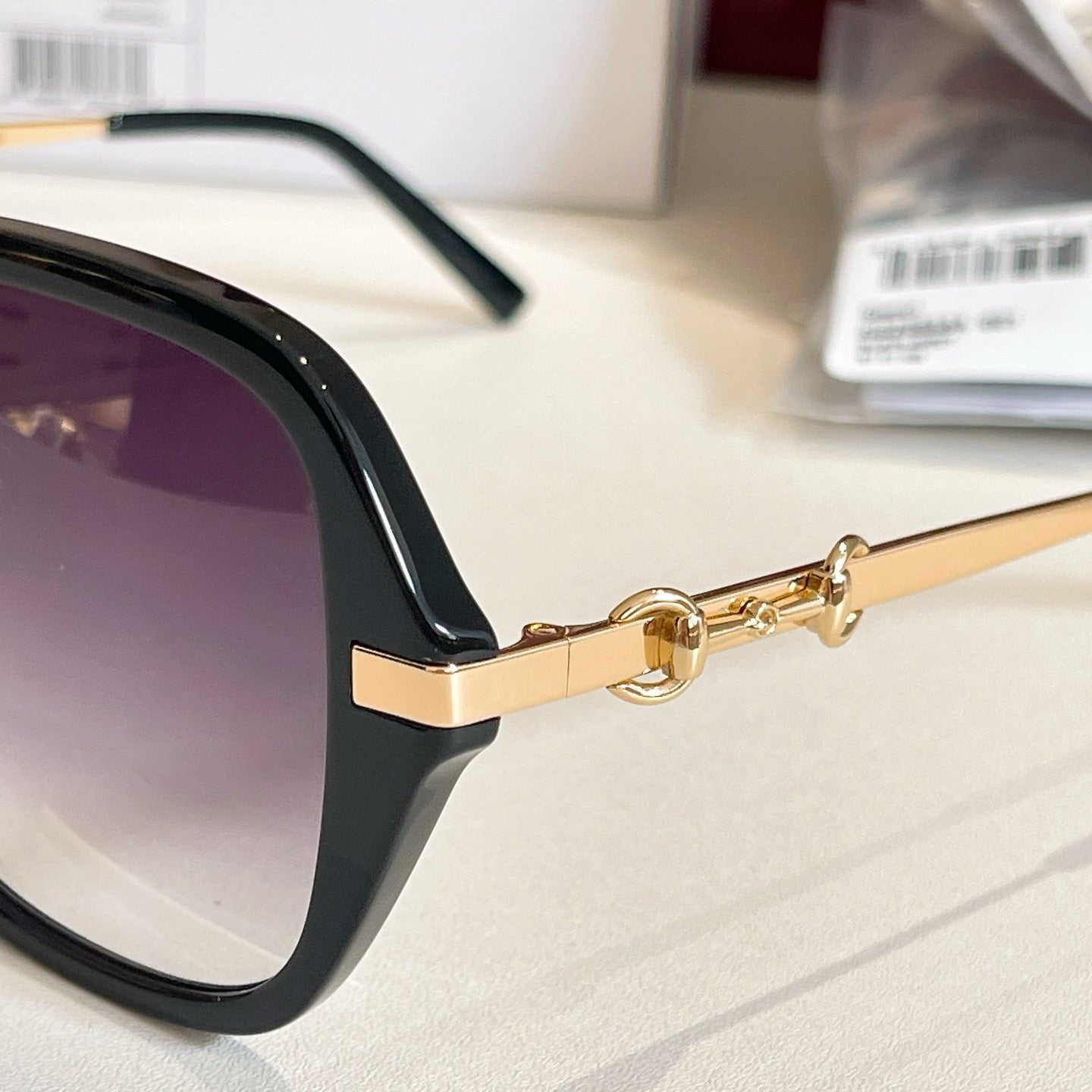 Mehrfarbige Sonnenbrille