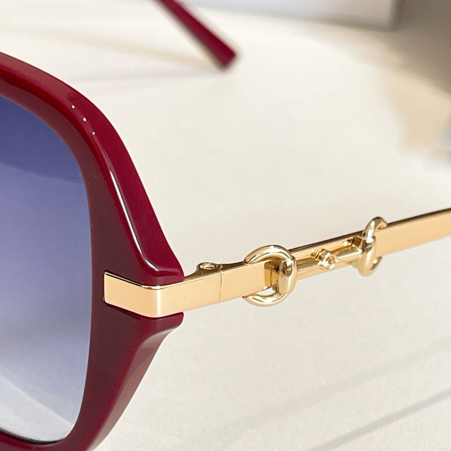 Mehrfarbige Sonnenbrille