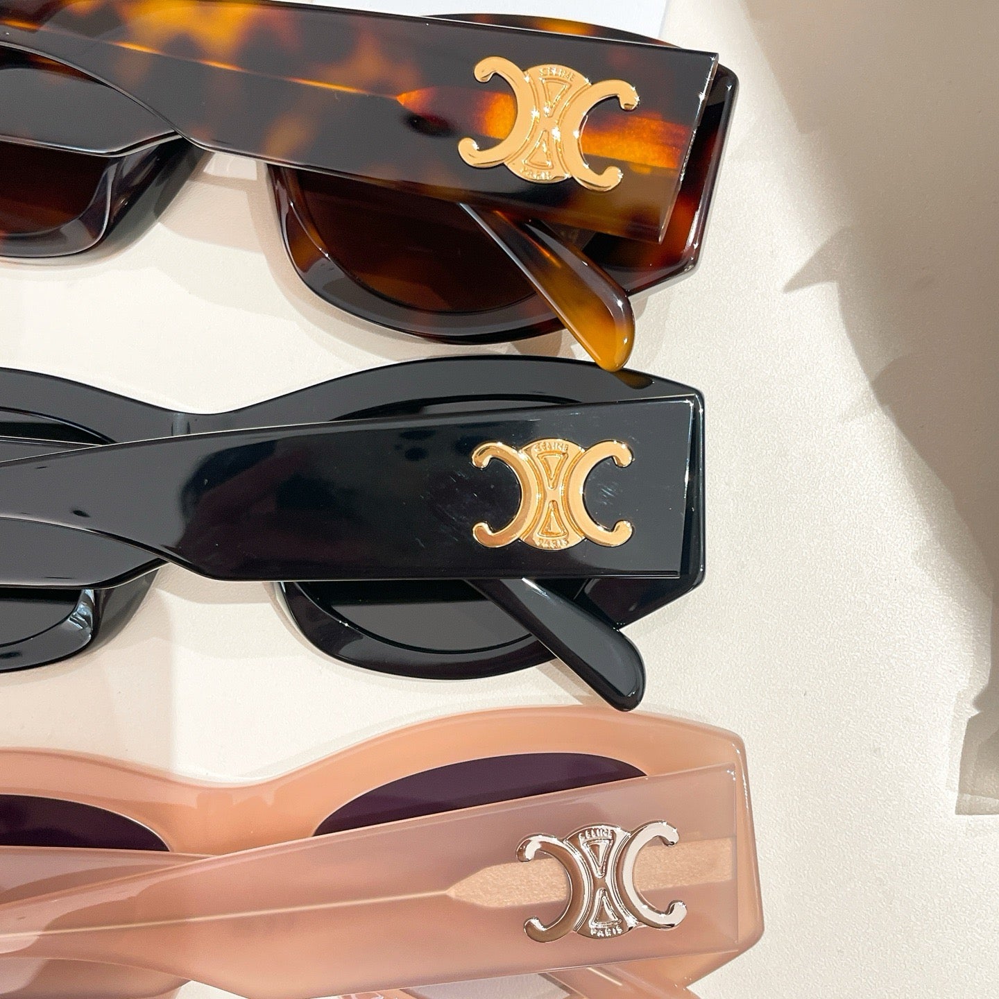Mehrfarbige Sonnenbrille
