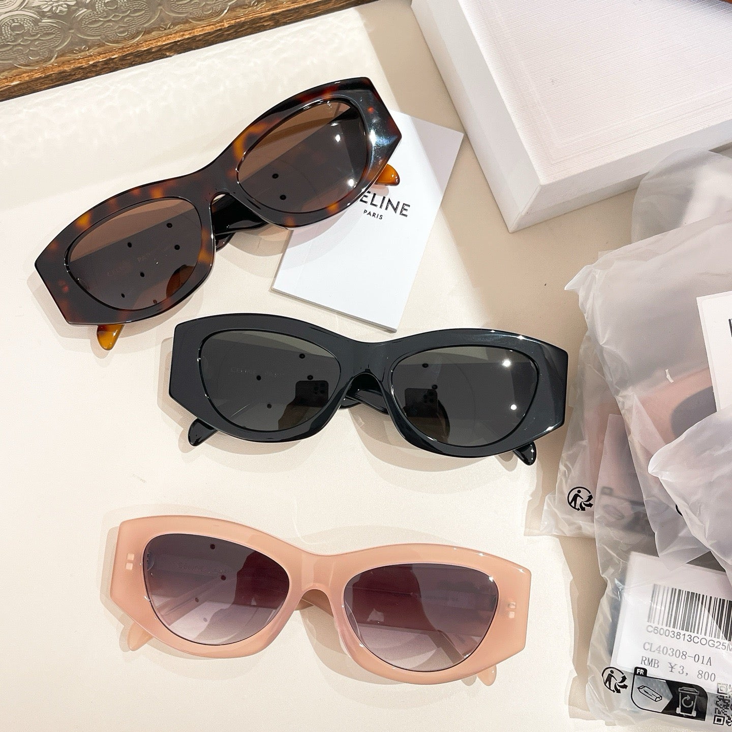 Mehrfarbige Sonnenbrille